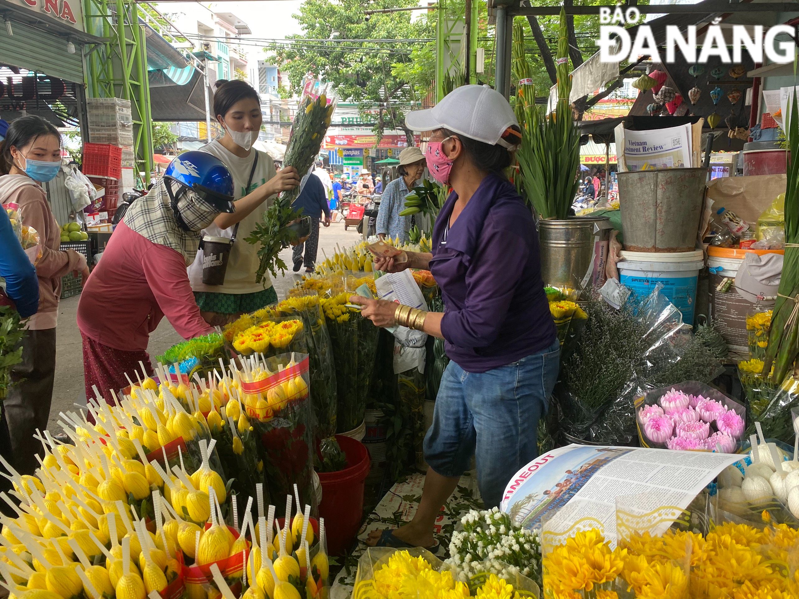 Hoa tươi là một trong những sản phẩm tiêu thụ mạnh nhất trong dịp Rằm tháng 7. Ảnh: CHIẾN THẮNG