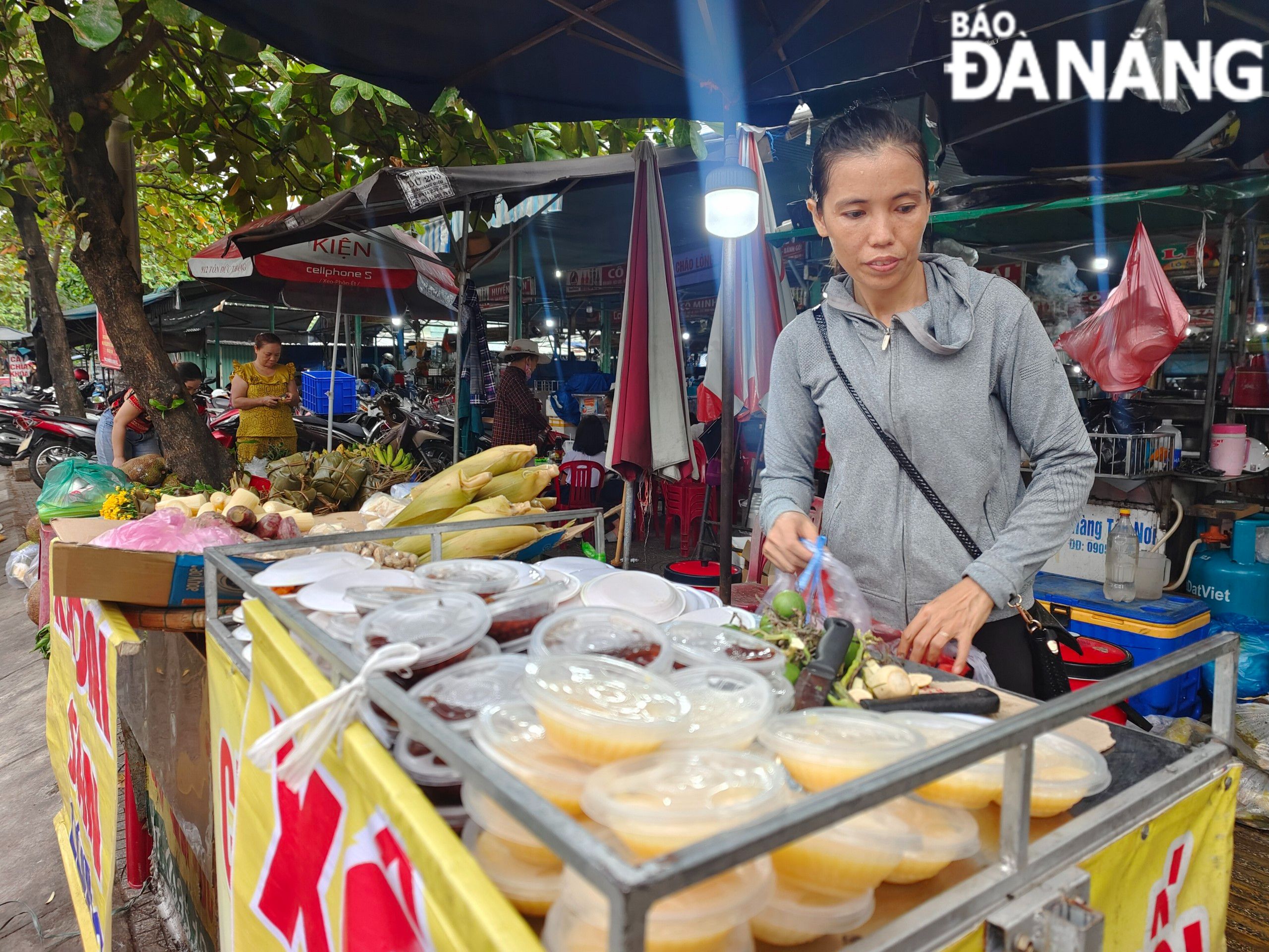 Các quầy hàng, cơ sở sản xuất xôi, chè, đồ chay cũng thu hút lượng đặt hàng tăng mạnh. Ảnh: CHIẾN THẮNG