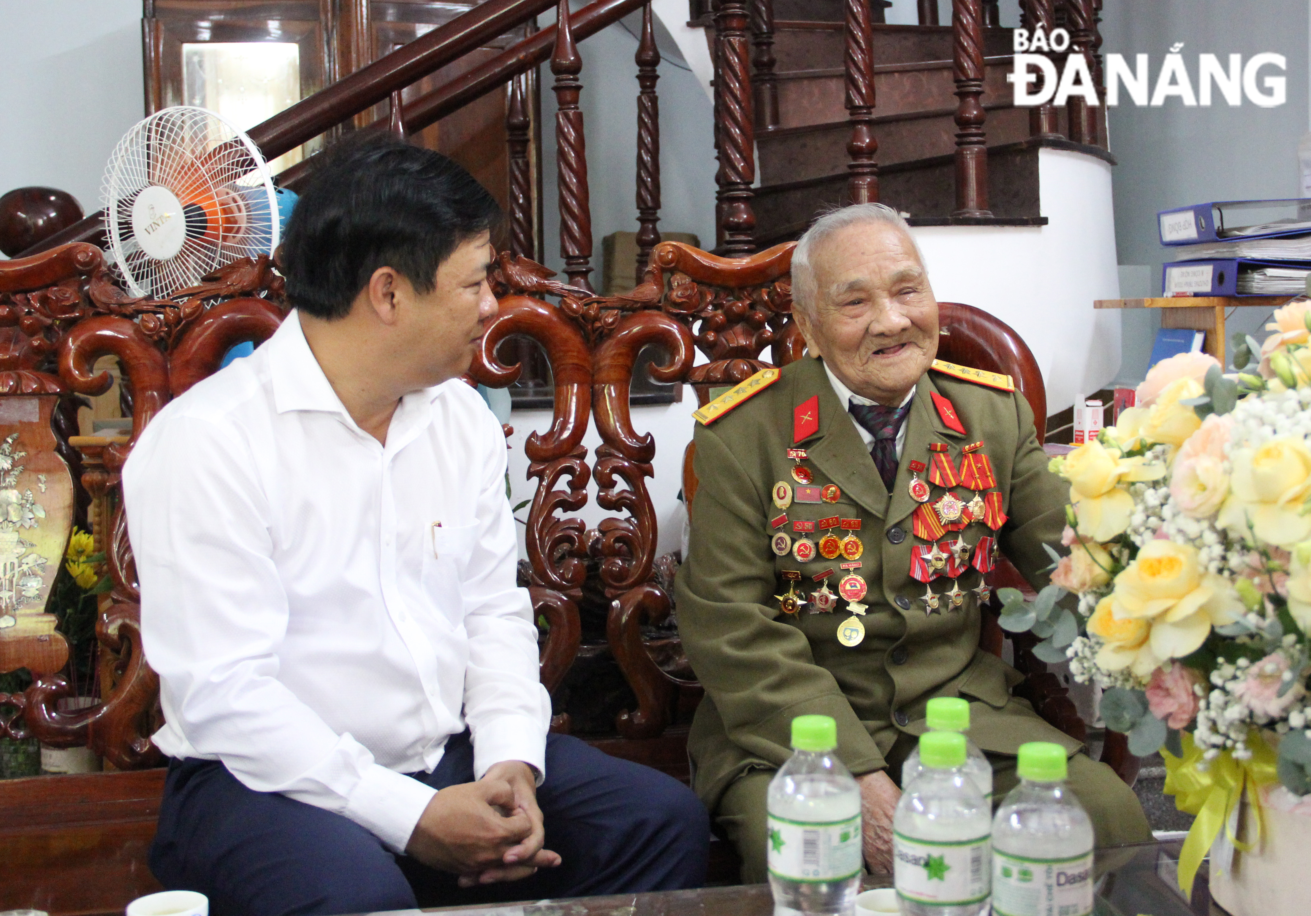 Phó Bí thư Thường trực Thành ủy Lương Nguyễn Minh Triết ân cần hỏi thăm sức khỏe đồng chí Đặng Công Ất, đảng viên sinh hoạt tại Đảng bộ phường Hòa Hải (quận Ngũ Hành Sơn). Ảnh: X.H