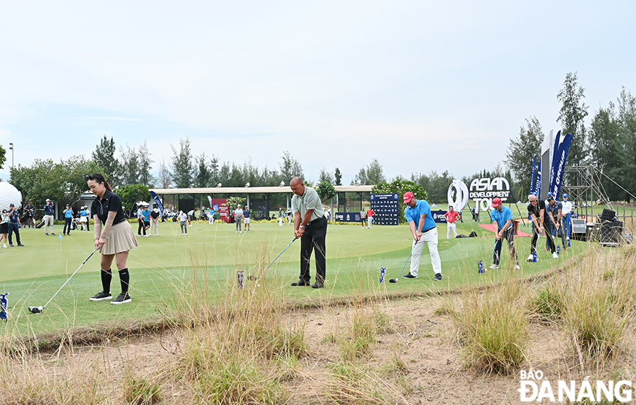 Ngay sau họp báo, bên lề giải đấu chính giải Pro-am dành cho những người yêu thích chơi golf đã diễn ra. Ảnh: THU HÀ