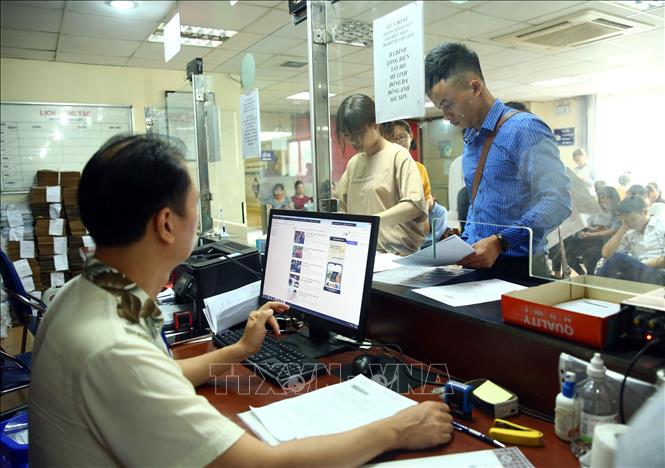 Làm thủ tục thành lập doanh nghiệp tại Phòng Đăng ký kinh doanh (Sở Kế hoạch và Đầu tư Hà Nội). Ảnh (tư liệu): Danh Lam/TTXVN