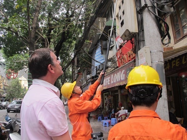 Chốt chỉ số công tơ cho khách hàng sử dụng điện. (Ảnh: Đức Duy/Vietnam+)