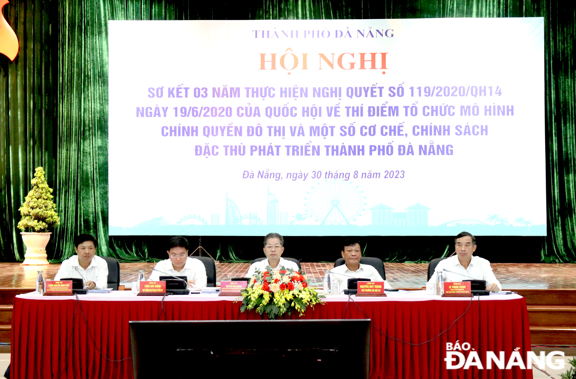 Ủy viên Trung ương Đảng, Bí thư Thành ủy, Trưởng đoàn Đại biểu Quốc hội Nguyễn Văn Quảng; Thứ trưởng Bộ Nội vụ Nguyễn Duy Thăng; Thứ trưởng Bộ Kế hoạch và Đầu tư Trần Duy Đông; Phó Bí thư Thành ủy, Chủ tịch UBND thành phố Lê Trung Chinh cùng dự và chỉ đạo hội nghị. Ảnh: TRỌNG HUY