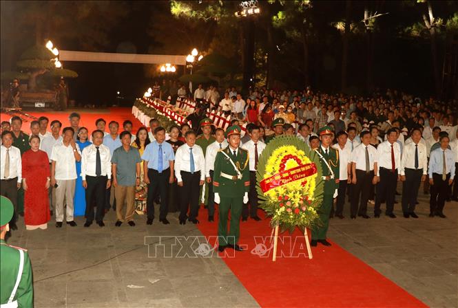 Các đại biểu thực hiện nghi lễ dâng hương và tri ân, tưởng niệm các anh hùng liệt sỹ tại Nghĩa trang Liệt sỹ Quốc gia Trường Sơn.