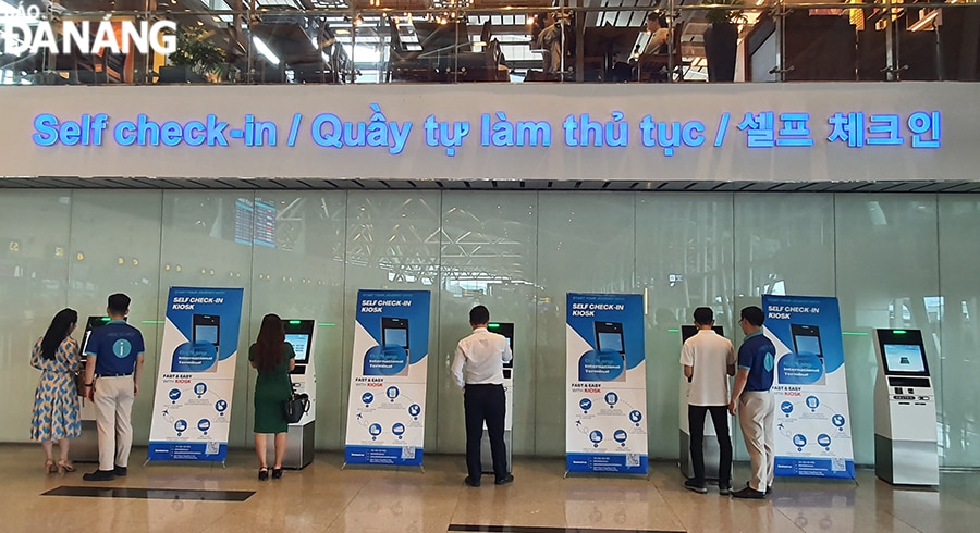 Tại ga đi sân bay quốc tế Đà Nẵng bố trí 10 quầy self check-in (kiot tự check-in) để hành khách tự làm thủ tục tự động, nhà ga cũng sắp xếp nhân viên hỗ trợ. Ảnh: THU HÀ