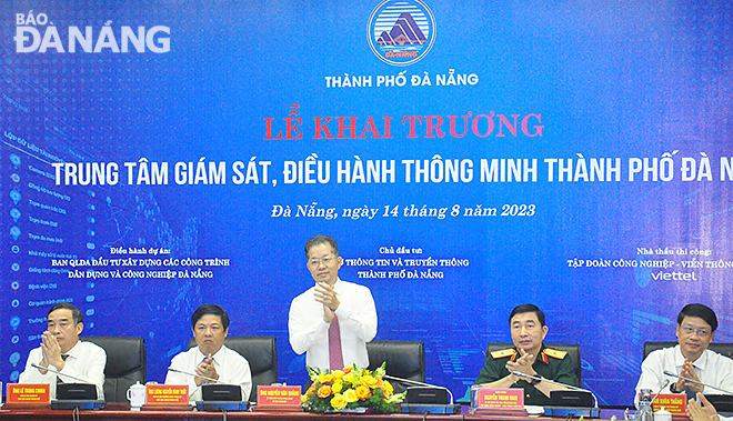 Bí thư Thành ủy Nguyễn Văn Quảng (đứng) và Phó Bí thư Thường trực Thành ủy, Lương Nguyễn Minh Triết; Phó Bí thư thành ủy Chủ tịch UBND thành phố Lê Trung Chinh; Chủ tịch Ủy ban MTTQ Việt Nam thành phố Ngô Xuân Thắng, Phó Tổng giám đốc Tập đoàn Viettel Nguyễn Thanh Quang tham dự buổi lễ.