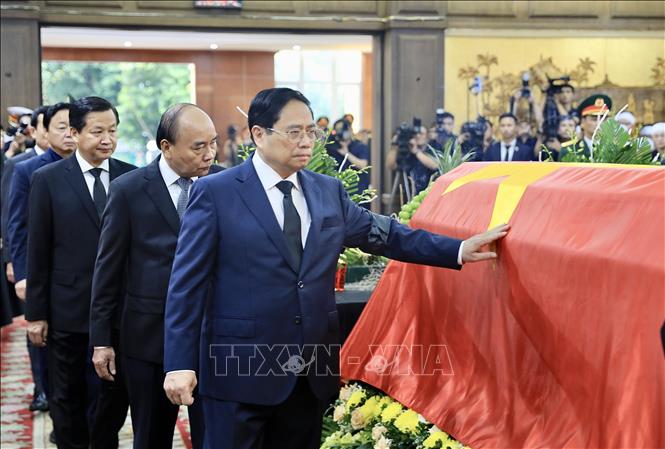 Thủ tướng Phạm Minh Chính, các đồng chí lãnh đạo, nguyên lãnh đạo Đảng, Nhà nước đi vòng quanh linh cữu Phó Thủ tướng Lê Văn Thành. Ảnh: Lâm Khánh/TTXVN