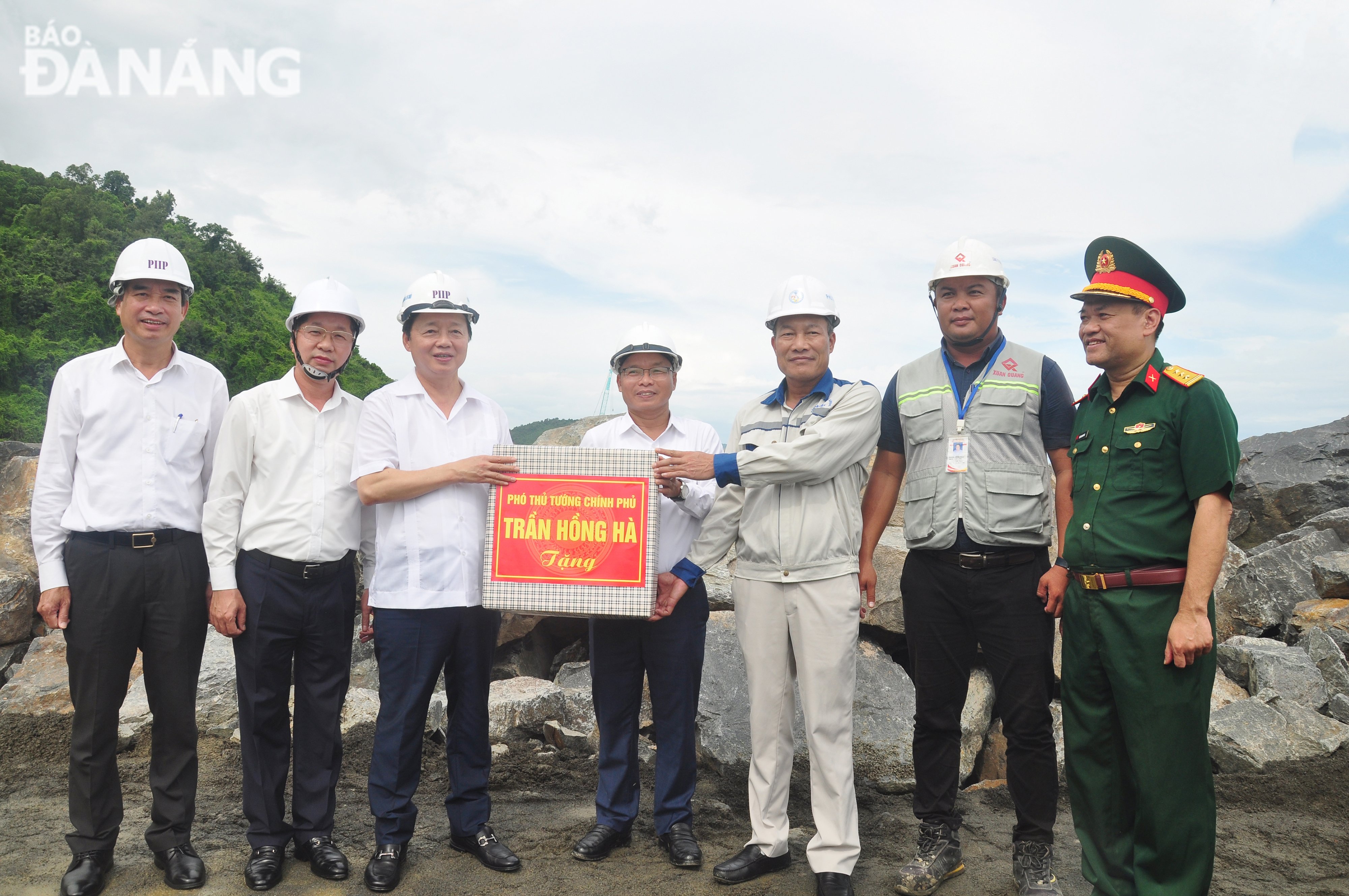 Phó Thủ tướng Trần Hồng Hà (thứ 3 từ trái sang) tặng quà cho Ban quản lý và đơn vị thi công. Ảnh: THÀNH LÂN