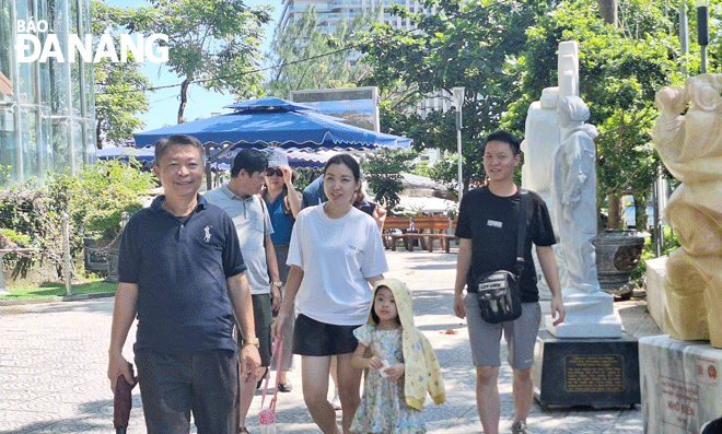 Từ những lợi thế điểm đến được du khách yêu thích, ngành du lịch thành phố nên đẩy mạnh hoạt động xúc tiến, quảng bá, thu hút khách. Trong ảnh: Du khách tham quan Di tích quốc gia đặc biệt danh thắng Ngũ Hành Sơn. Ảnh: SONG KHUÊ