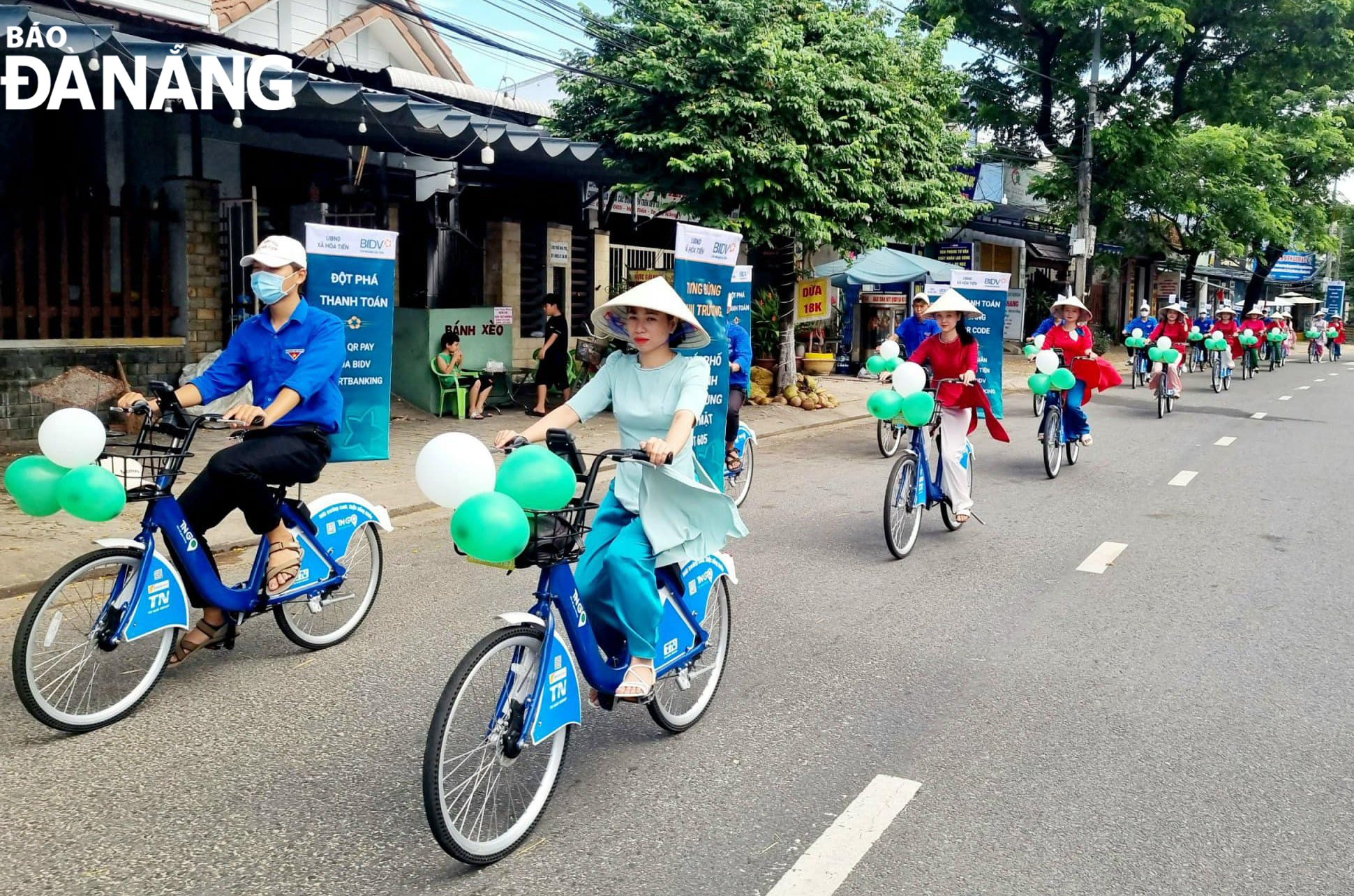 Đoàn Thanh niên, Hội LHPN xã Hòa Tiến đạp kêu gọi người dân hưởng ứng mô hình 