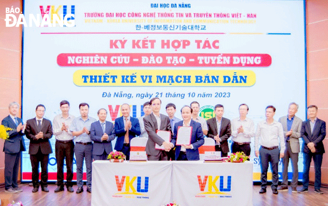 Đại diện Trường Đại học Công nghệ thông tin và Truyền thông Việt Hàn (Đại học Đà Nẵng) ký kết hợp tác với Viện Công nghệ thông tin (Đại học quốc gia Hà Nội) trong nghiên cứu, đổi mới sáng tạo ngành thiết kế vi mạch bán dẫn. Ảnh: M.Q