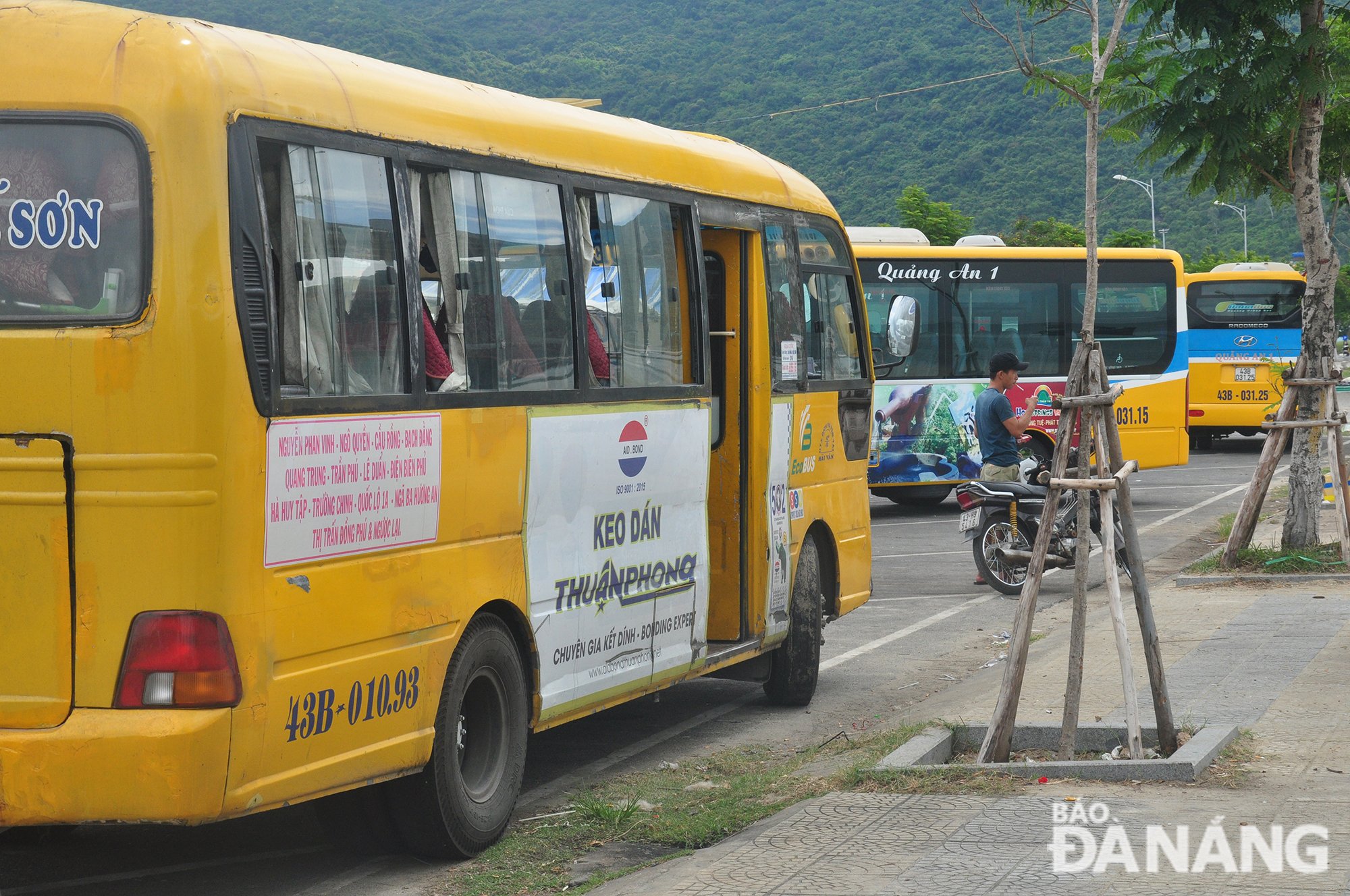 Sau nhiều năm tạm dừng, 2 tuyến buýt công cộng đến Quảng Nam vừa được mời gọi khai thác. Ảnh: THÀNH LÂN