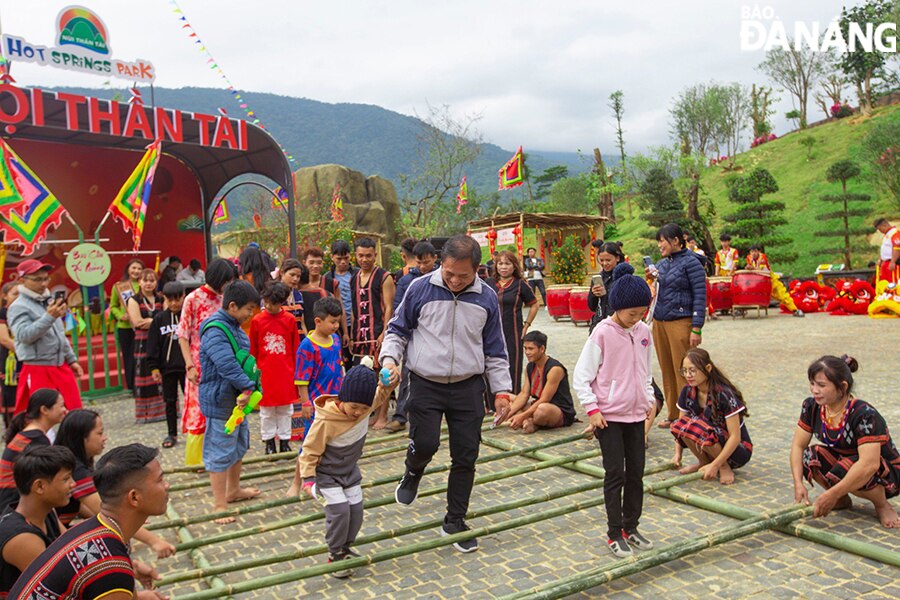 Du khách vui chơi tại Công viên suối khoáng nóng Núi Thần Tài trong những ngày Tết nguyên đán 2024. Ảnh: THU HÀ