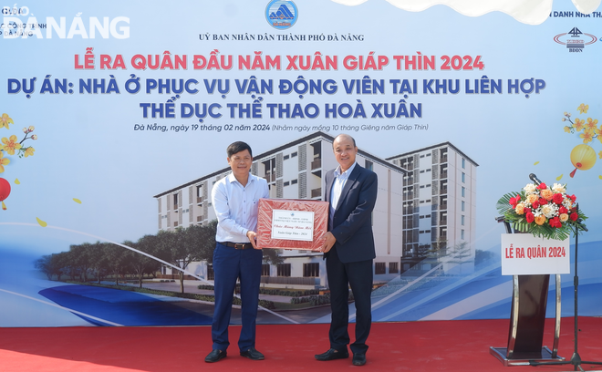 Phó Chủ tịch UBND thành phố Lê Quang Nam (phải) động viên ra quân  đơn vị thi công công trình Nhà ở phục vụ vận động viên tại Khu liên hợp thể dục thể thao Hòa Xuân. Ảnh: M.QUẾ