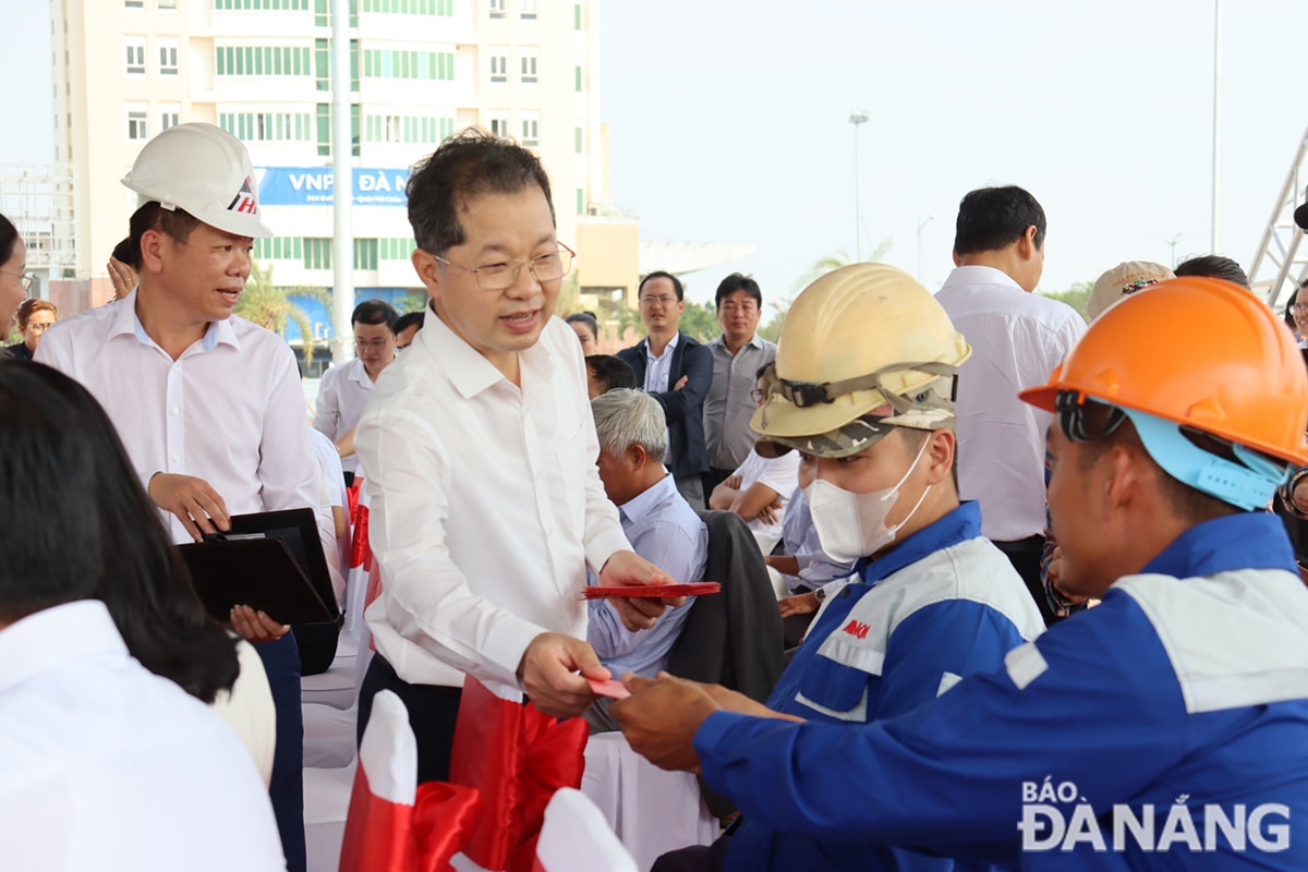 Bí thư Thành ủy Nguyễn Văn Quảng lì xì đầu năm cho người lao động. Ảnh: TRẦN TRÚC