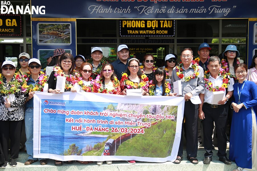 Một doanh nghiệp du lịch lựa chọn tàu là phương tiện di chuyển cho đoàn khách trong hành trình Thừa Thiên Huế - Đà Nẵng. 