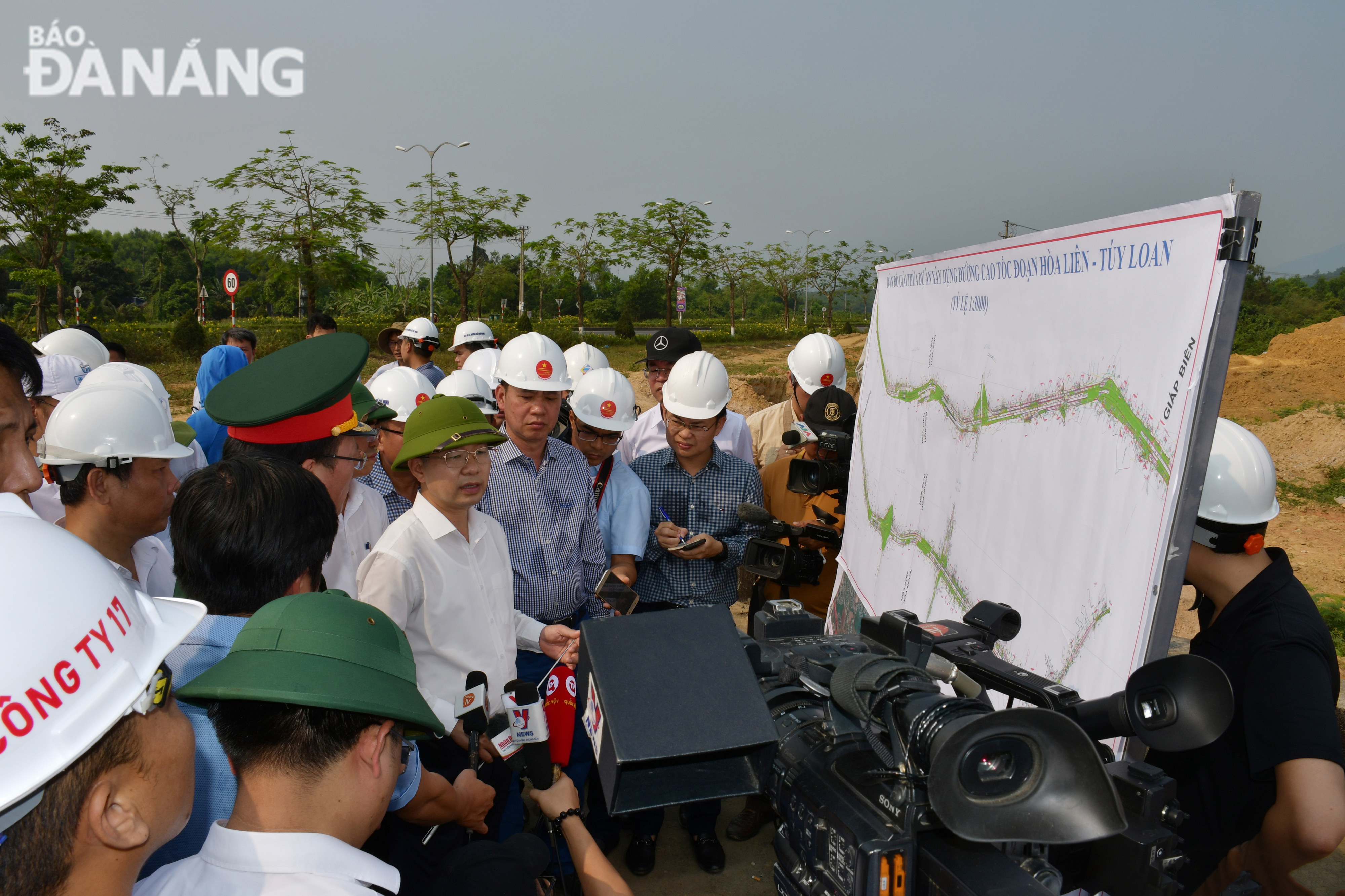 Bí thư Thành ủy Nguyễn Văn Quảng (đội mũ cối), nghe các đơn vị báo cáo tiến độ dự án. Ảnh: THÀNH LÂN