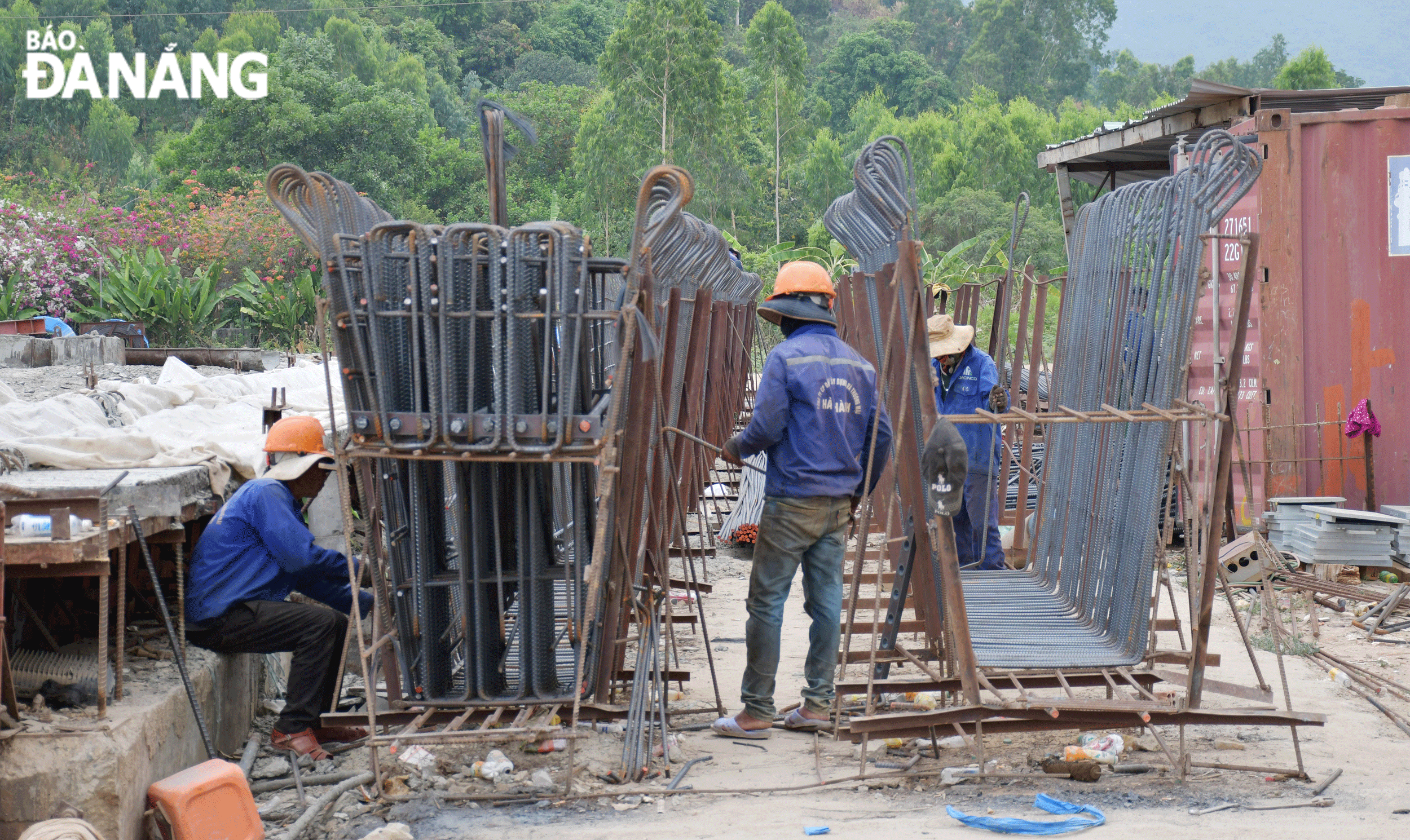 Đẩy nhanh tiến độ thi công những dự án động lực, trọng điểm. Ảnh: THÀNH LÂN	