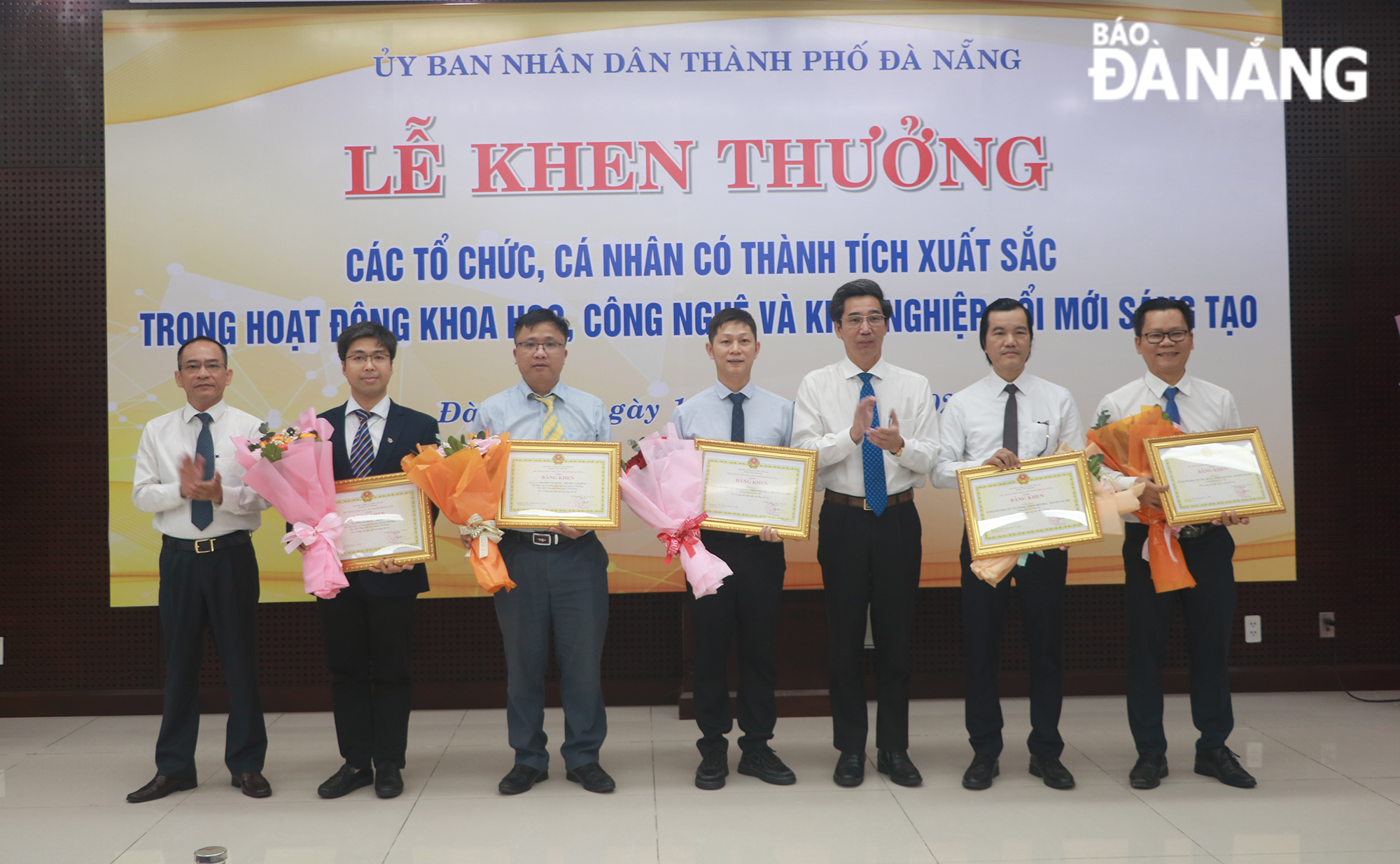 Phó Chủ tịch UBND thành phố Trần Chí Cường (thứ 3, bên phải sang) tặng Bằng khen cho các tác giả, nhóm tác giả của các sáng chế, giải pháp hữu ích. Ảnh: VĂN HOÀNG