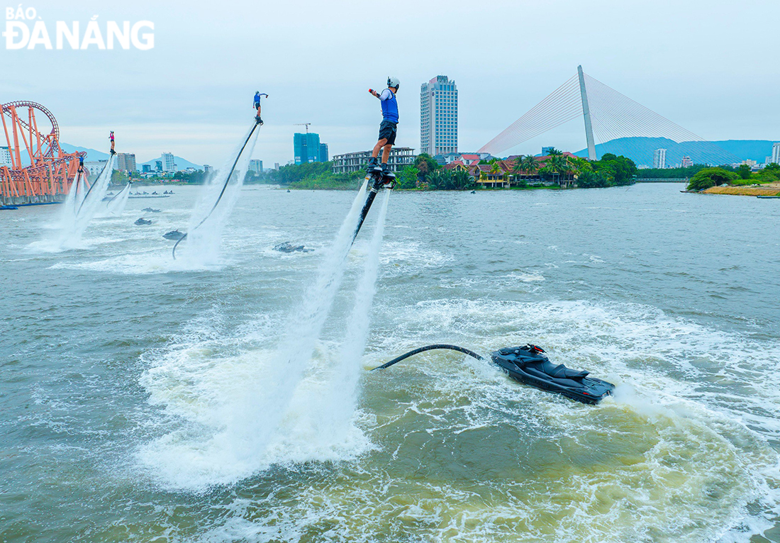 Các nghệ sĩ trình diễn flyboard đang luyện tập tại Da Nang Downtown để ra mắt khán giả trong tháng 6 này. Ảnh: Hội nhiếp ảnh nghệ thuật Đà Nẵng