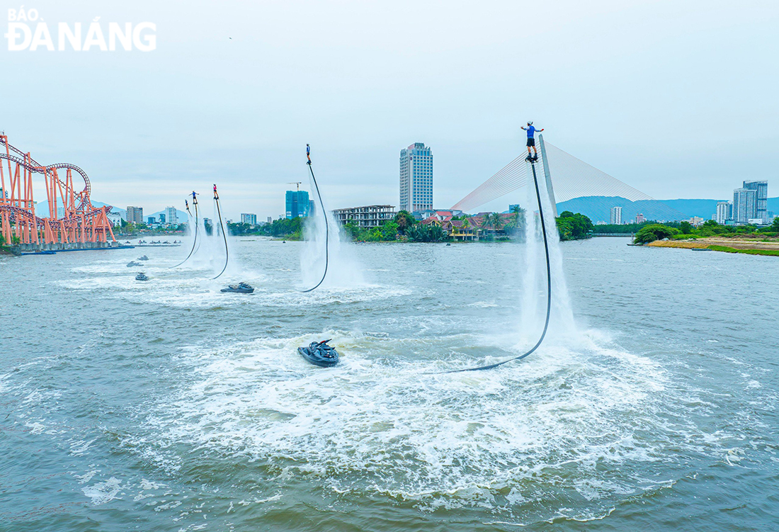 Flyboard lần đầu tiên được trình diễn tại Đà Nẵng, hứa hẹn sẽ là một sản phẩm mới thu hút đông đảo người dân và du khách đến với Đà Nẵng. Ảnh: Hội nhiếp ảnh nghệ thuật Đà Nẵng