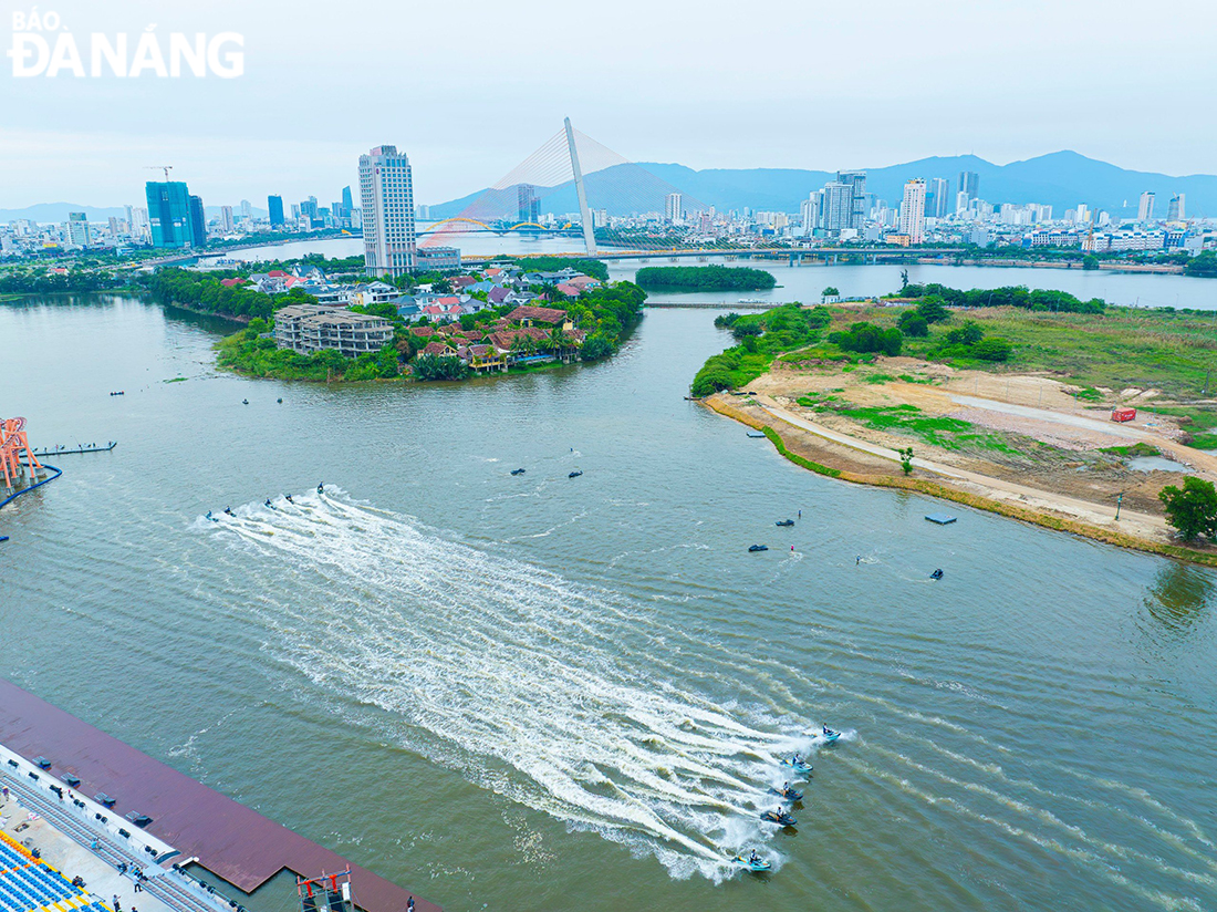 Những sản phẩm trình diễn thể thao dưới nước đầy tính nghệ thuật hứa hẹn sẽ mang đến cho du khách những trải nghiệm mới lạ trong mùa hè năm nay. Ảnh: Hội nhiếp ảnh nghệ thuật Đà Nẵng