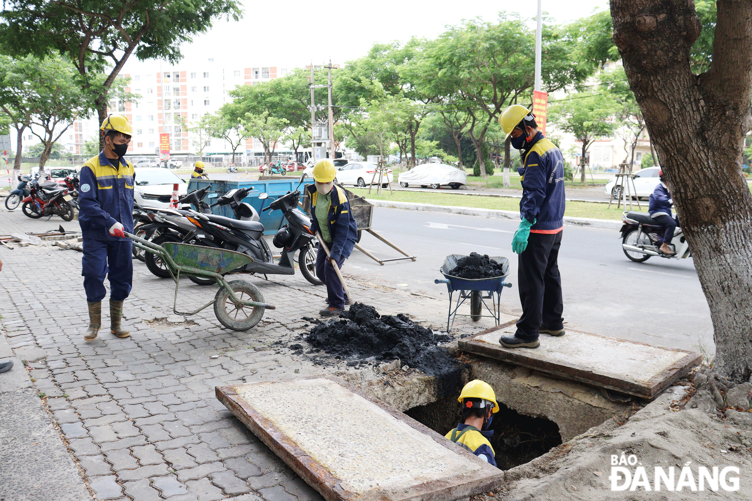 Công nhân Công ty Thoát nước và xử lý nước thải Đà Nẵng nạo vét hệ thống cống thoát nước trên đường Trần Thánh Tông. Ảnh: HOÀNG HIỆP