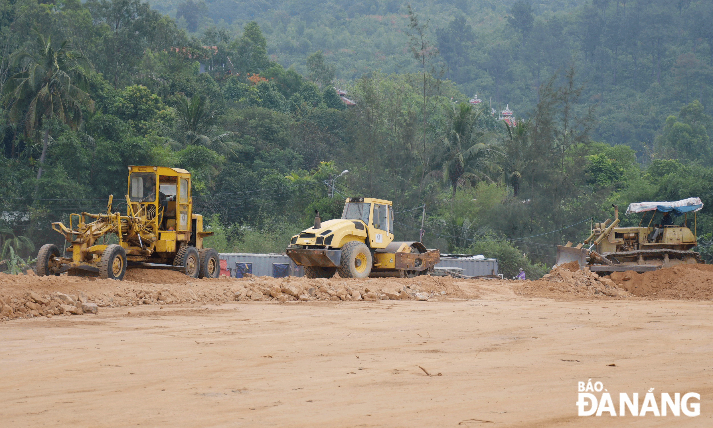 Thi công đường ven biển nối cảng Liên Chiểu. Ảnh: THÀNH LÂN	