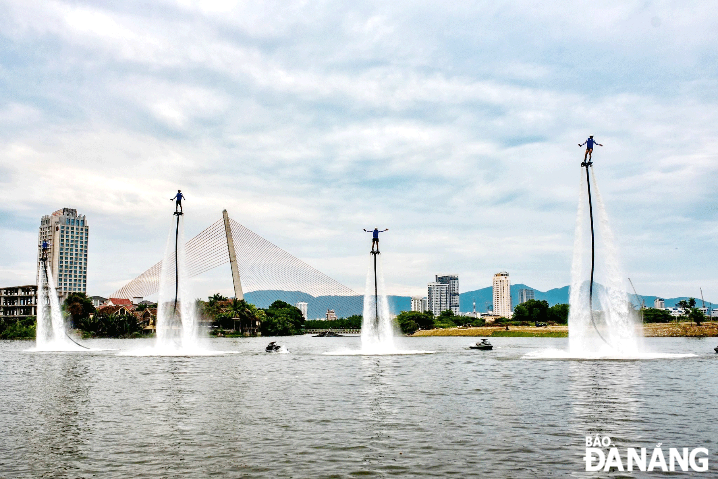 Hoạt động trình diễn thể thao nước đang được các nghệ sĩ luyện tập tại Da Nang Downtown (Công viên châu Á) để phục vụ người dân và du khách trong dịp hè này. Ảnh: NHẬT HẠ