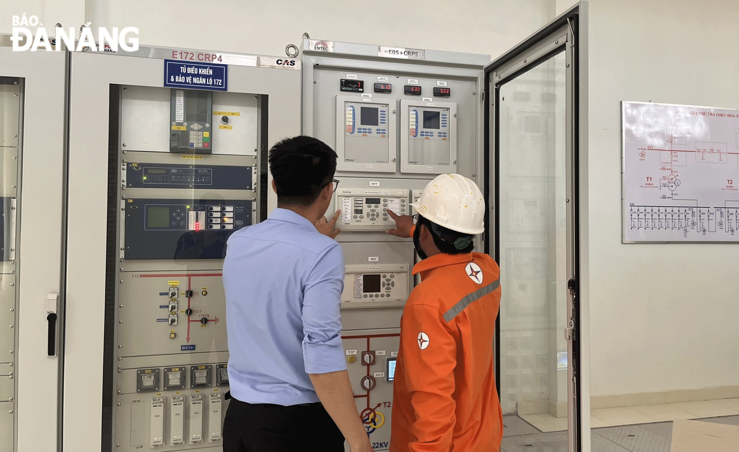 Nhân viên kiểm tra trạm biến áp 110kV Hòa Xuân (quận Cẩm Lệ). Ảnh: TRẦN TRÚC