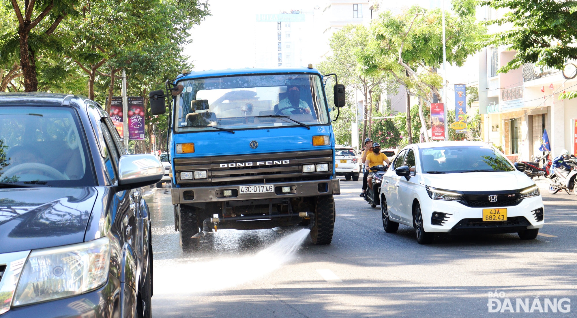 Xe tưới nước được huy động để rửa đường và làm dịu mát mặt đường, phục vụ người dân và du khách đến xem pháo hoa. Ảnh: HOÀNG HIỆP