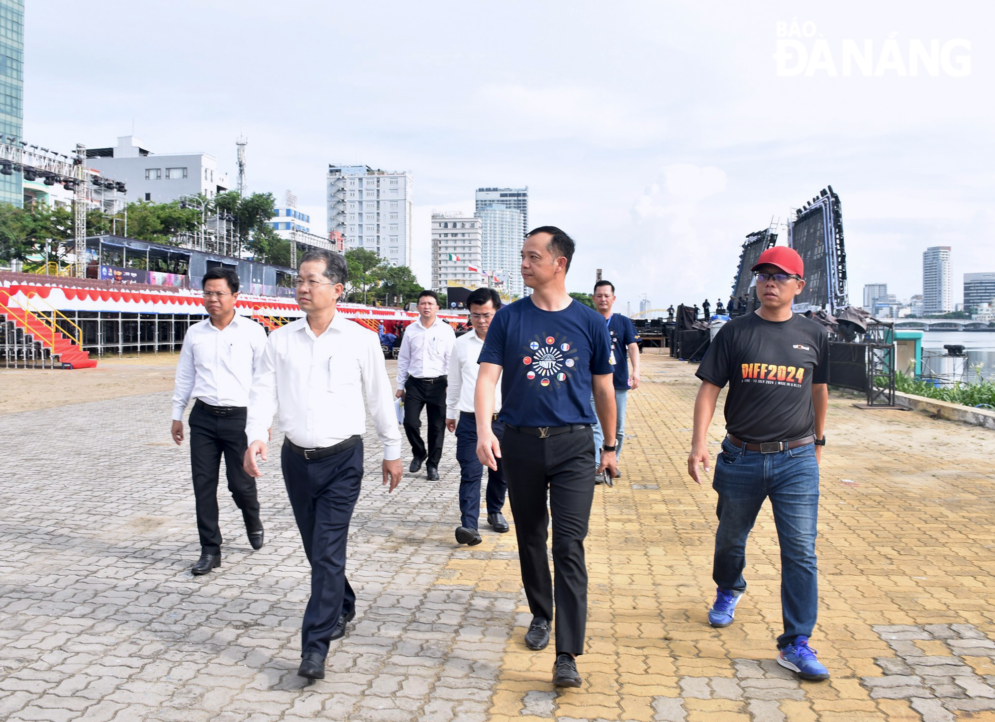 Bí thư Thành ủy Nguyễn Văn Quảng (hàng đầu, bên trái) cùng đoàn kiểm tra công tác chuẩn bị cho đêm khai mạc DIFF 2024.