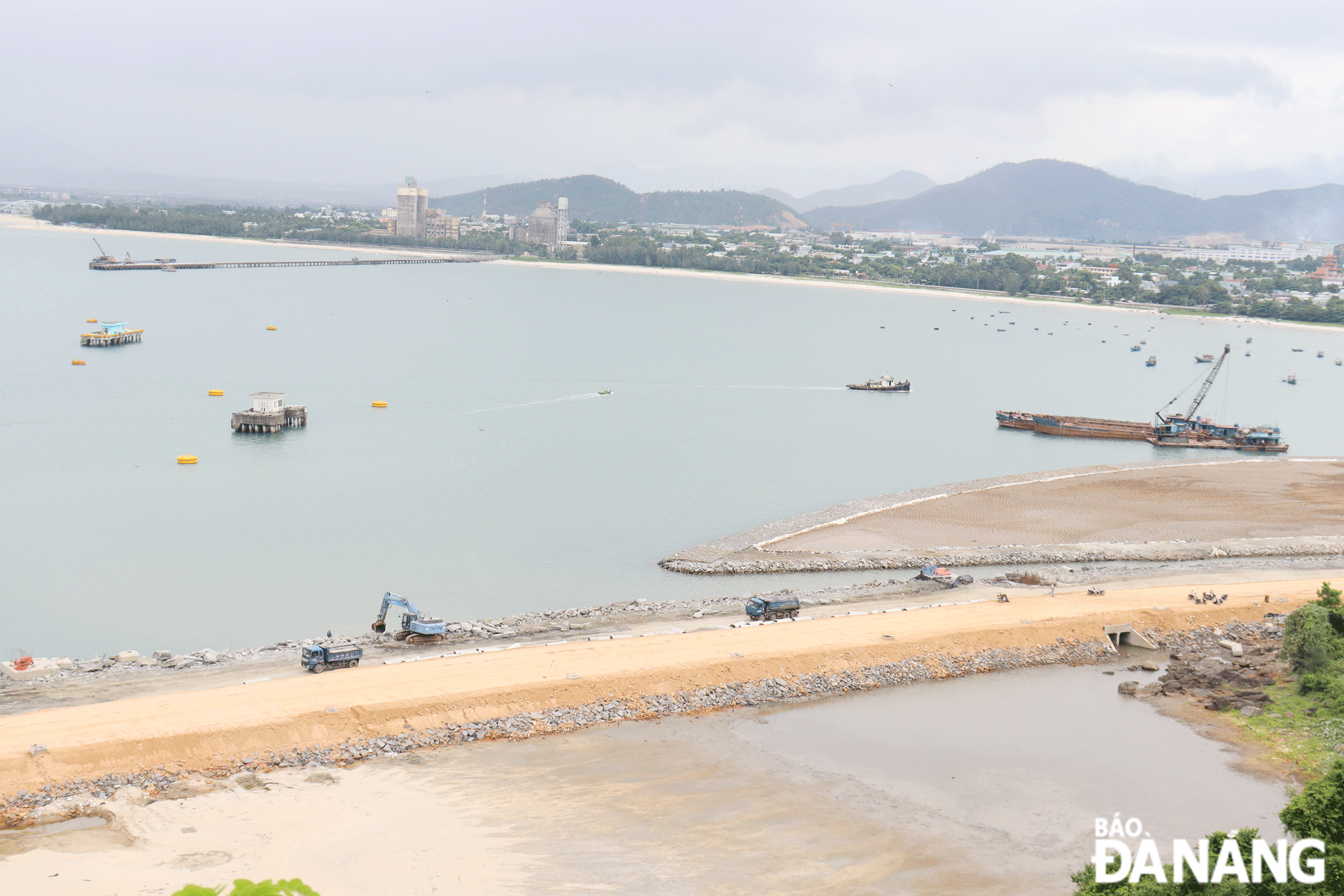 Việc xây dựng thí điểm mô hình khu thương mại tự do gắn với cảng Liên Chiểu sẽ là động lực thúc đẩy phát triển kinh tế-xã hội thành phố Đà Nẵng.  Trong ảnh: Một góc dự án Bến cảng Liên Chiểu (phần hạ tầng dùng chung) đang được thi công. Ảnh: HOÀNG HIỆP