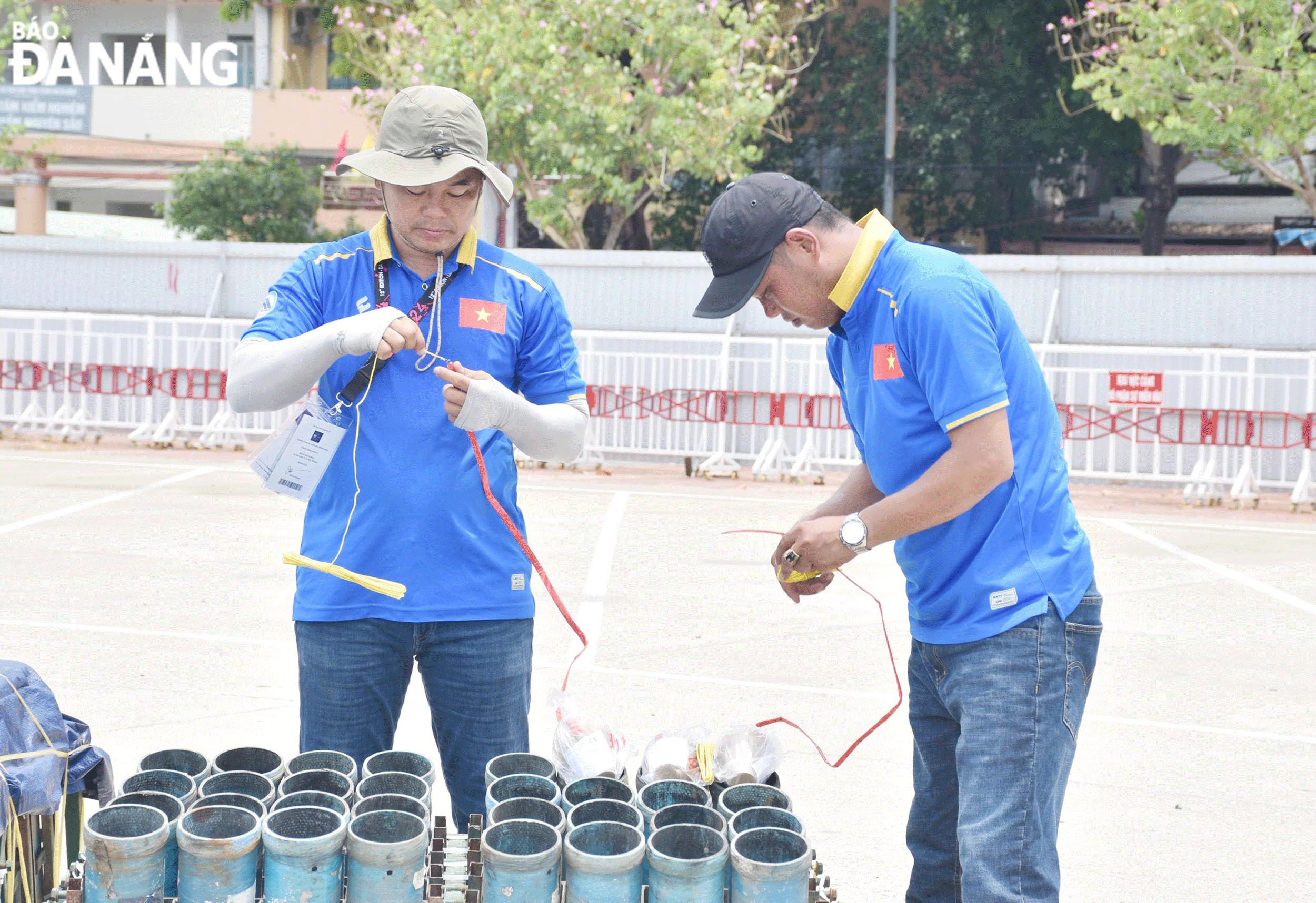 Đội pháo hoa Đà Nẵng, Việt Nam chuẩn bị pháo cho đêm khai mạc. Ảnh: THU HÀ