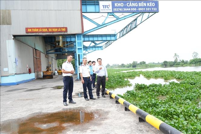 Kiểm tra công tác đảm bảo an toàn giao thông trên bến thủy nội địa Kho - Cảng Bến Kéo, thuộc địa phận xã Long Thành Nam, thị xã Hòa Thành, tỉnh Tây Ninh. Ảnh minh họa: Minh Phú/TTXVN