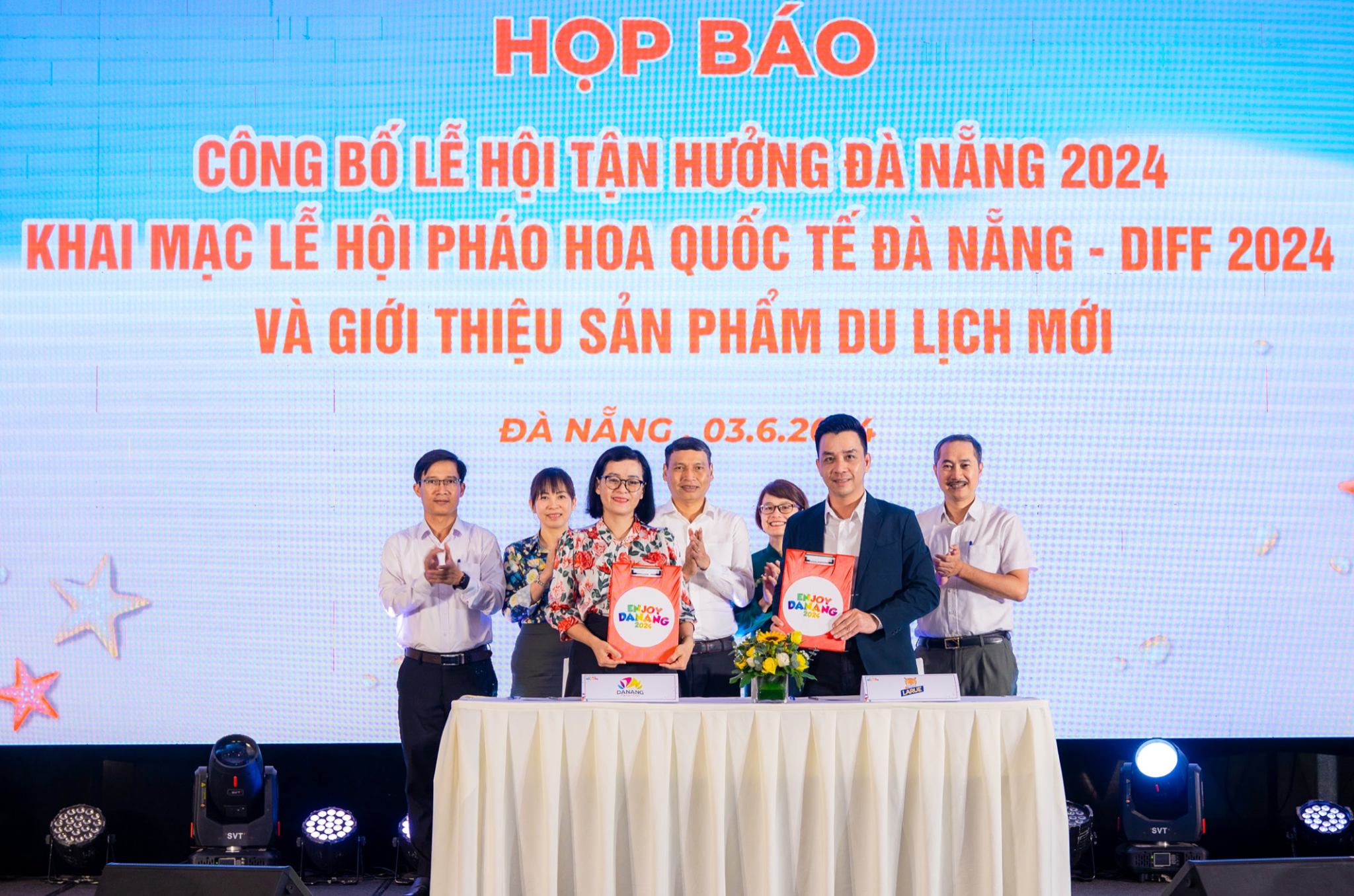 Đại diện bia Larue (bên phải) và đại diện Sở Du lịch thành phố Đà Nẵng (bên trái) ký kết biên bản ghi nhớ hợp tác mang tên “Bia Larue đồng hành xúc tiến, phát triển du lịch địa phương qua Lễ hội Tận hưởng Đà Nẵng 2024”.