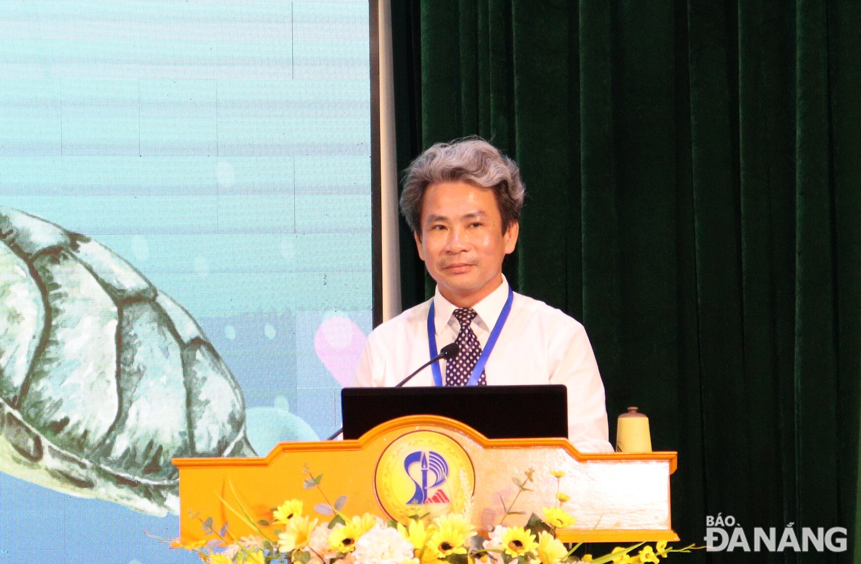 PGS,TS. Võ Văn Minh, Hiệu trưởng Trường Đại học Sư phạm - Đại học Đà Nẵng thông tin một số nội dung chính của hội thảo. Ảnh: HOÀNG HIỆP