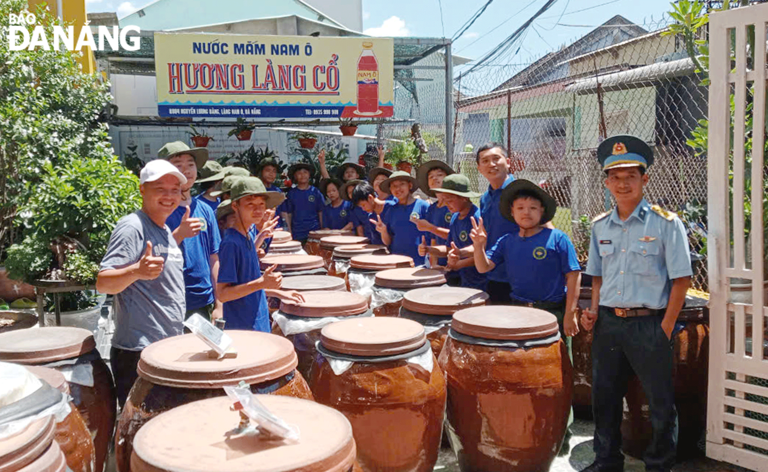 Đoàn học sinh đến tham quan, học tập tại làng nghề nước mắm Nam Ô. Ảnh: NHẬT HẠ