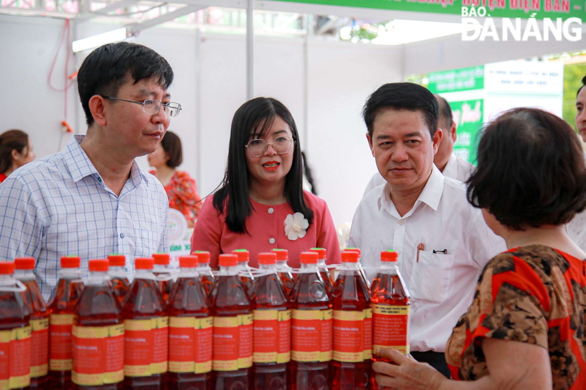 Bí thư Quận ủy Liên Chiểu Nguyễn Hà Bắc (thứ 2 bên phải sang) và Chủ tịch UBND quận Liên Chiểu Hoàng Thanh Hòa (bên trái) tham quan các gian hàng nông sản.