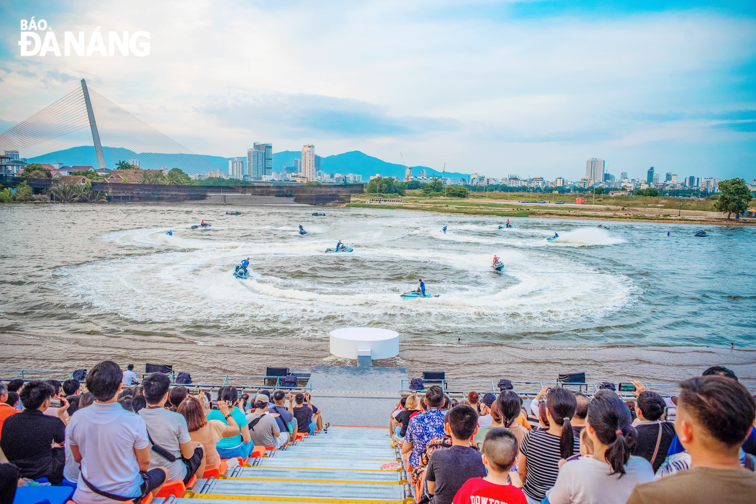 Tổ hợp vui chơi giải trí Da Nang Downtown đang trở thành điểm thu hút khách. TRONG ẢNH: Du khách thưởng thức màn trình diễn thể thao nghệ thuật dưới nước lúc chiều tối. Ảnh: N.H	