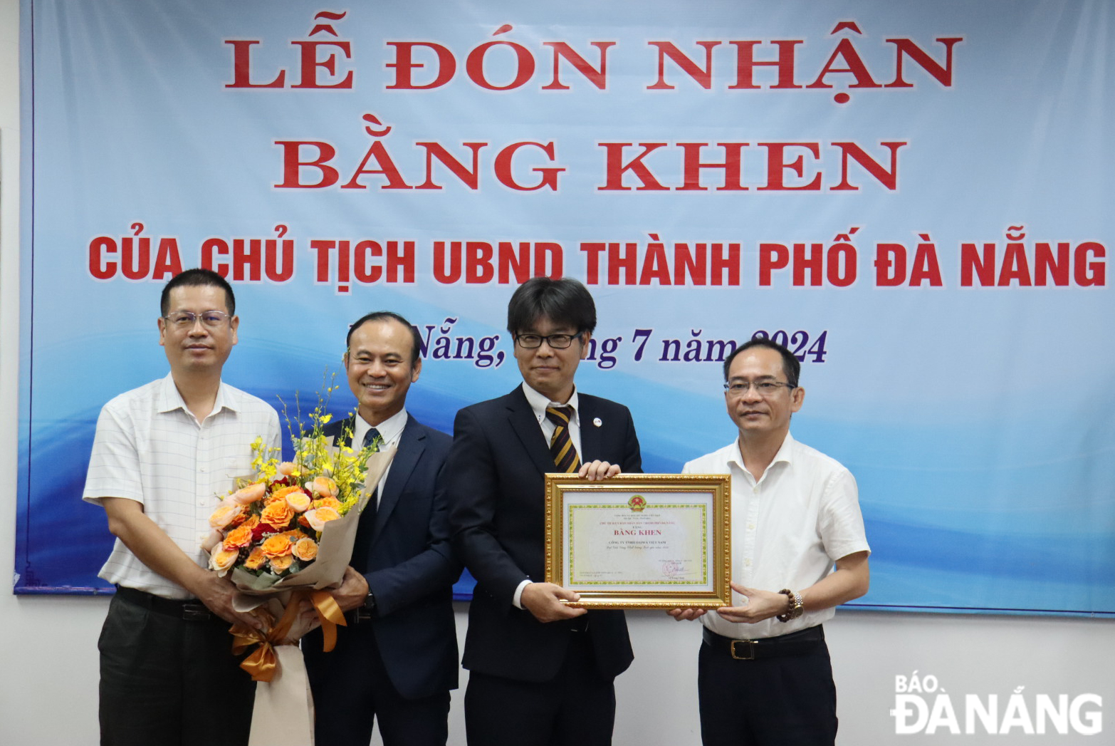 Lãnh đạo Sở Khoa học và Công nghệ trao tặng Bằng khen của Chủ tịch UBND thành phố Đà Nẵng cho Công ty TNHH DAIWA Việt Nam đạt Giải Vàng Chất lượng Quốc gia năm 2022. Ảnh: TRẦN TRÚC