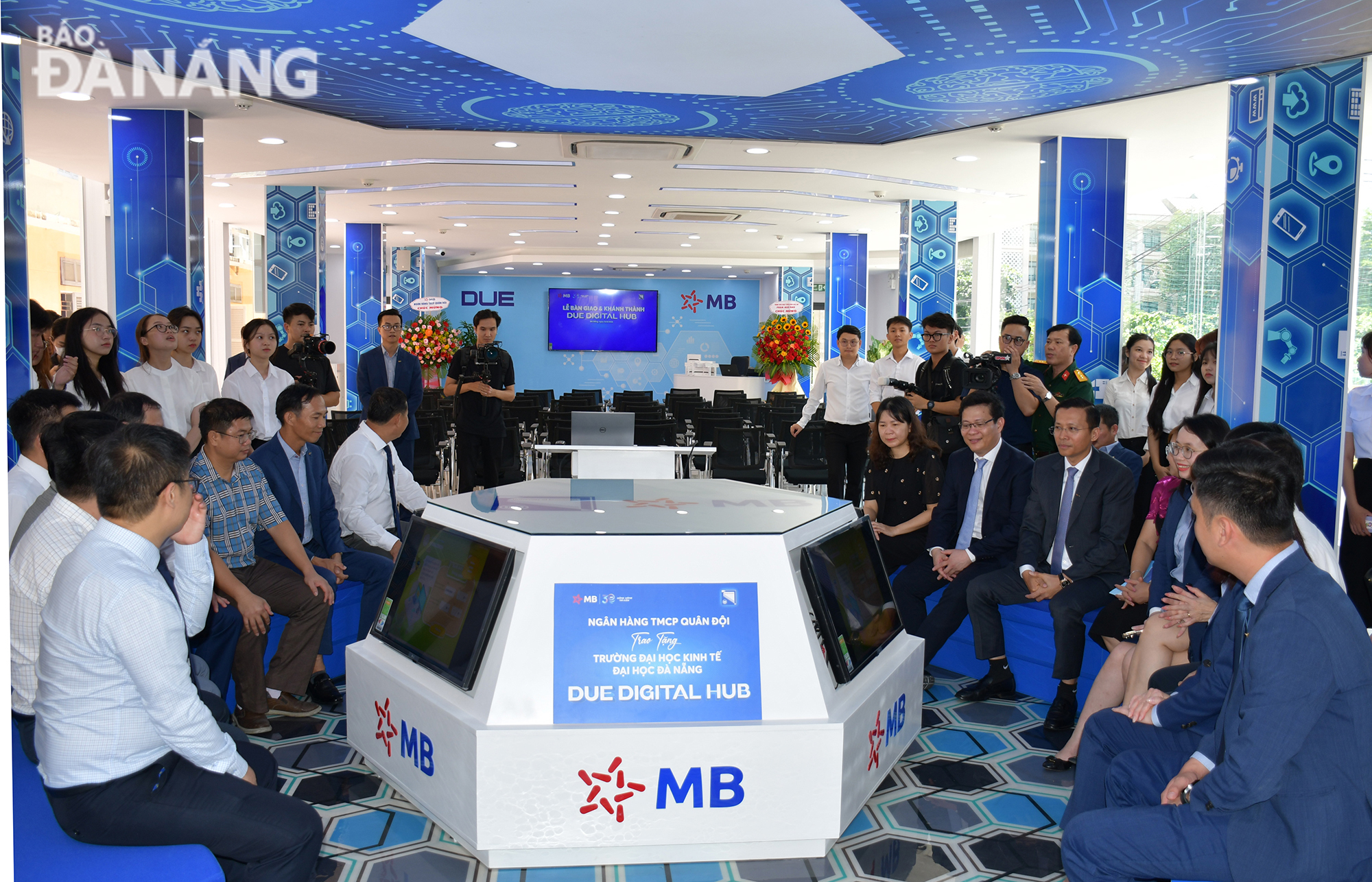 Đại biểu trãi nghiệm phòng Không gian sáng tạo số (DUE-MB Digital Hub). Ảnh: THÀNH LÂN 