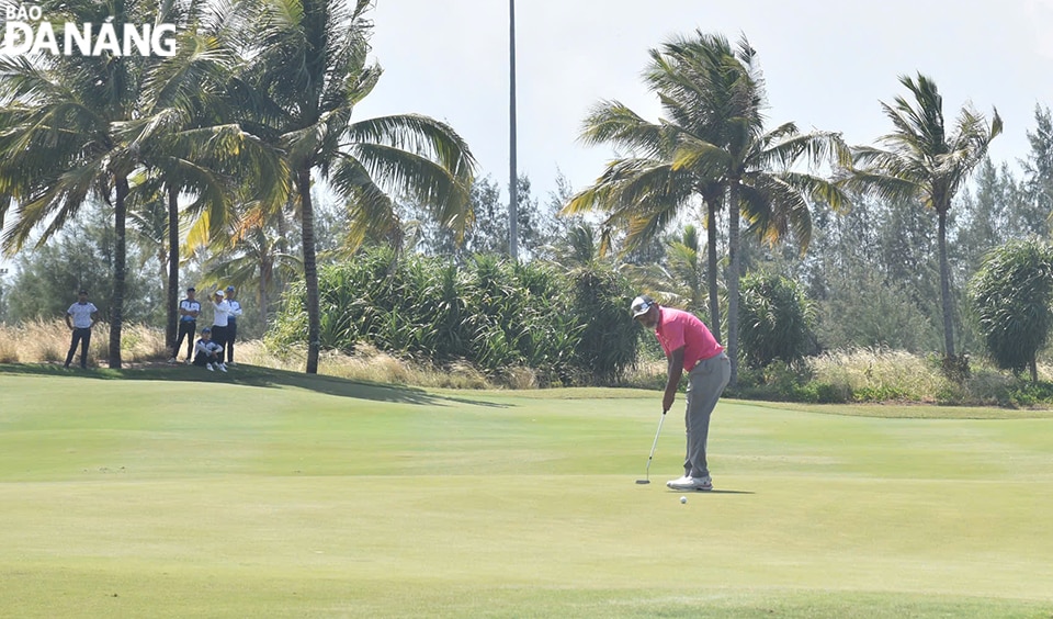 Gôn thủ người Ấn Độ Rahil Gangjee  đã xuất sắc giành chức vô địch Giải BRG Open Golf Championship Danang 2024. Ảnh: THU HÀ