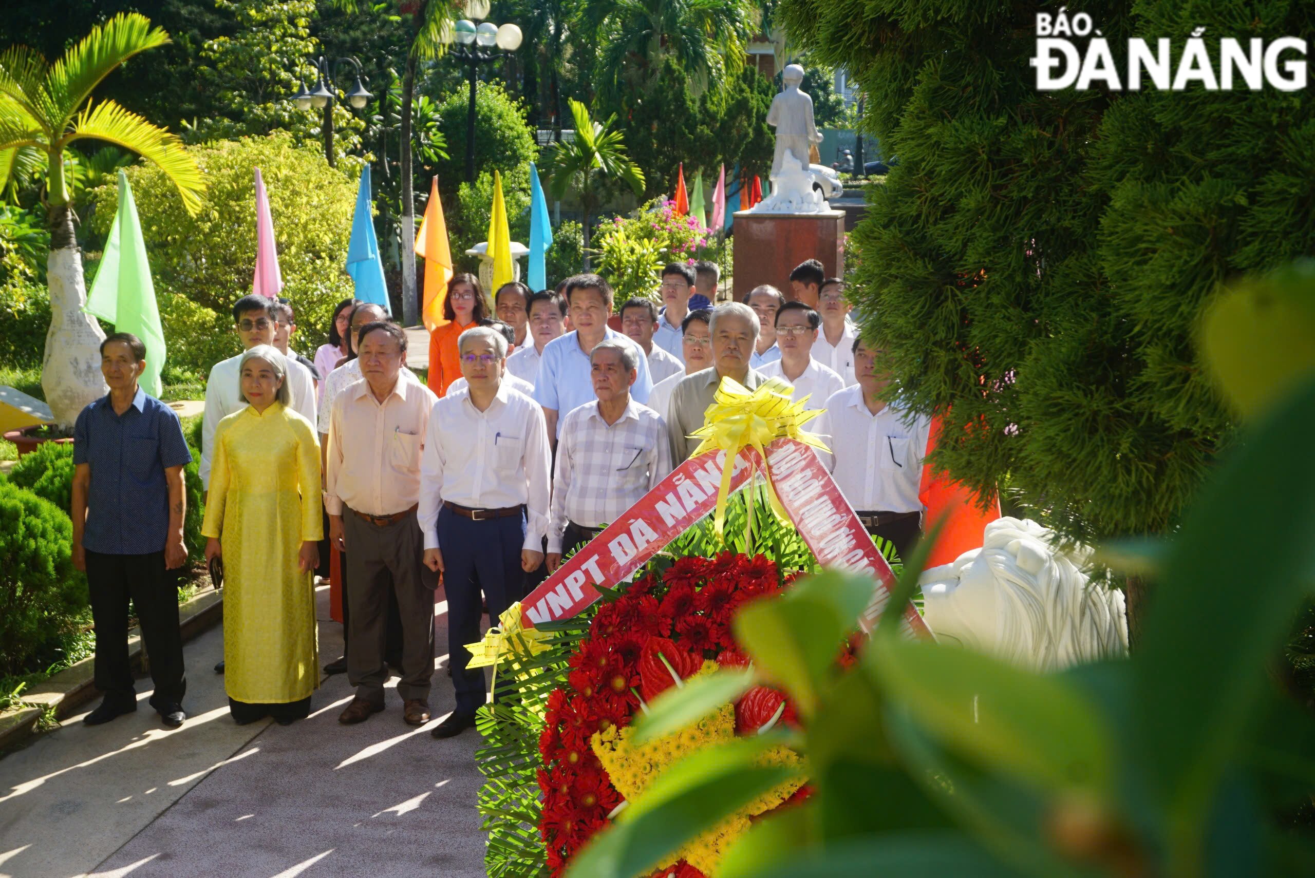 Đoàn lãnh đạo Bộ Thông tin và Truyền thông dâng hương và báo công tại Đài tưởng niệm liệt sĩ ngành bưu điện Quảng Nam - Đà Nẵng (quận Ngũ Hành Sơn) trong sáng 22-8.