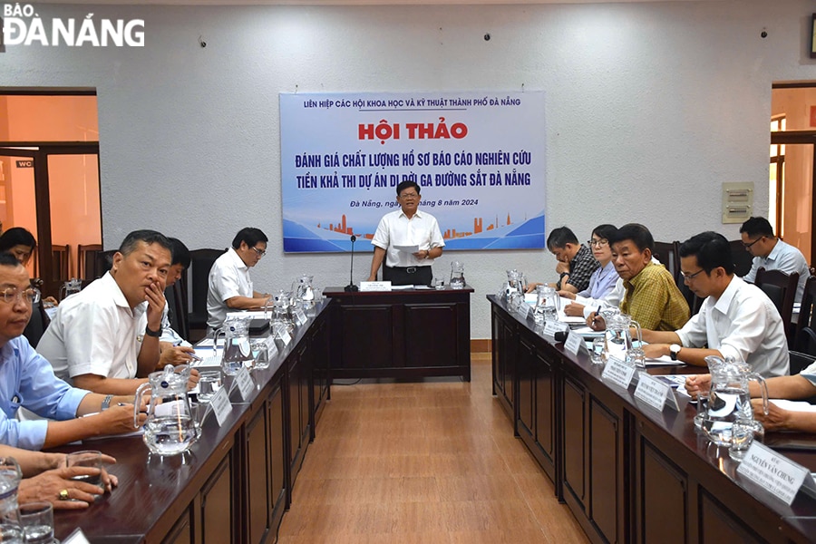 Các chuyên gia, nhà khoa học tham gia sẽ phản biện chất lượng hồ sơ đối với báo cáo nghiên cứu tiền khả thi dự án Di dời ga đường sắt Đà Nẵng. Ảnh: THU HÀ