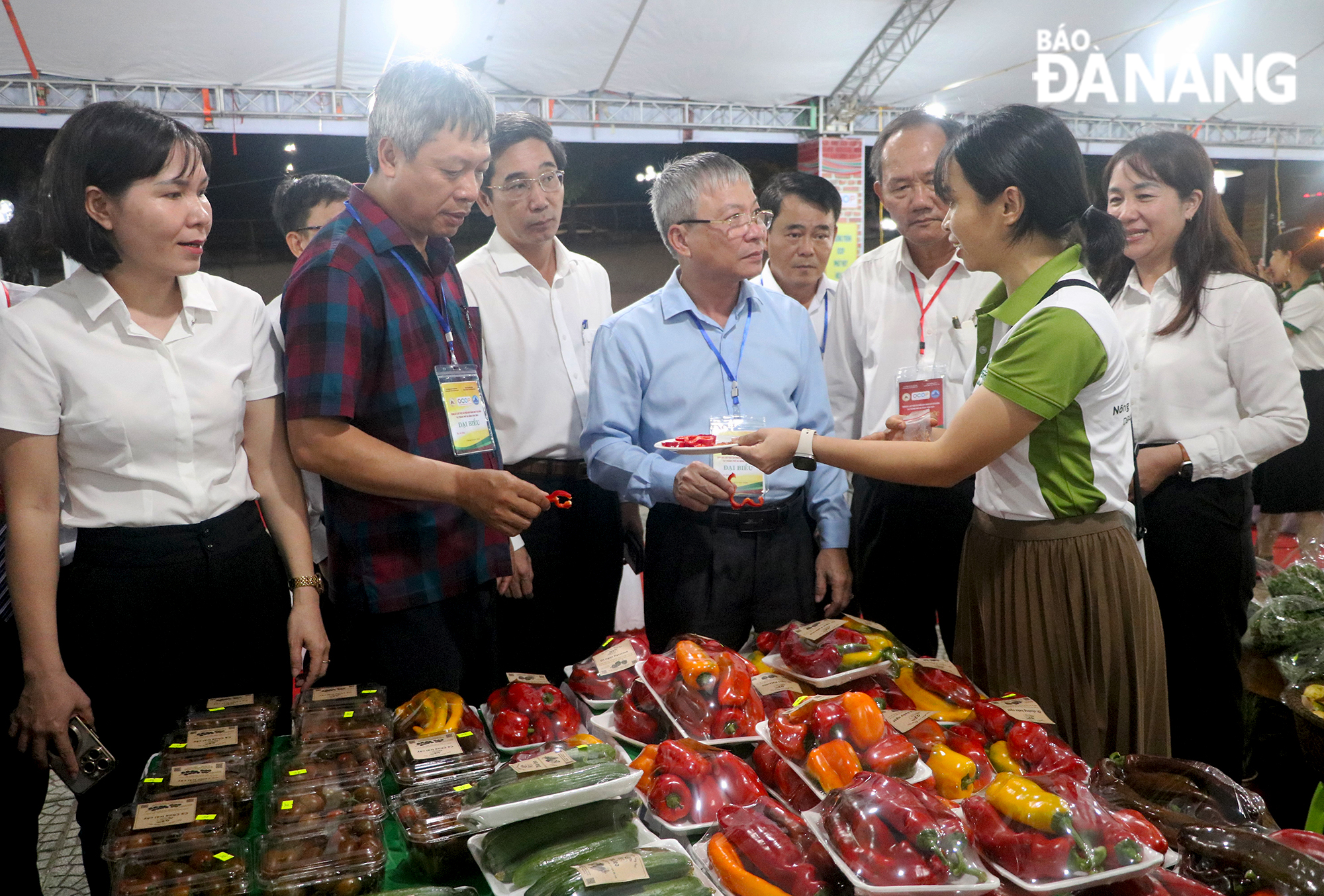 Các đại biểu tham quan khu vực trưng bày sản phẩm OCOP của hai địa phương.