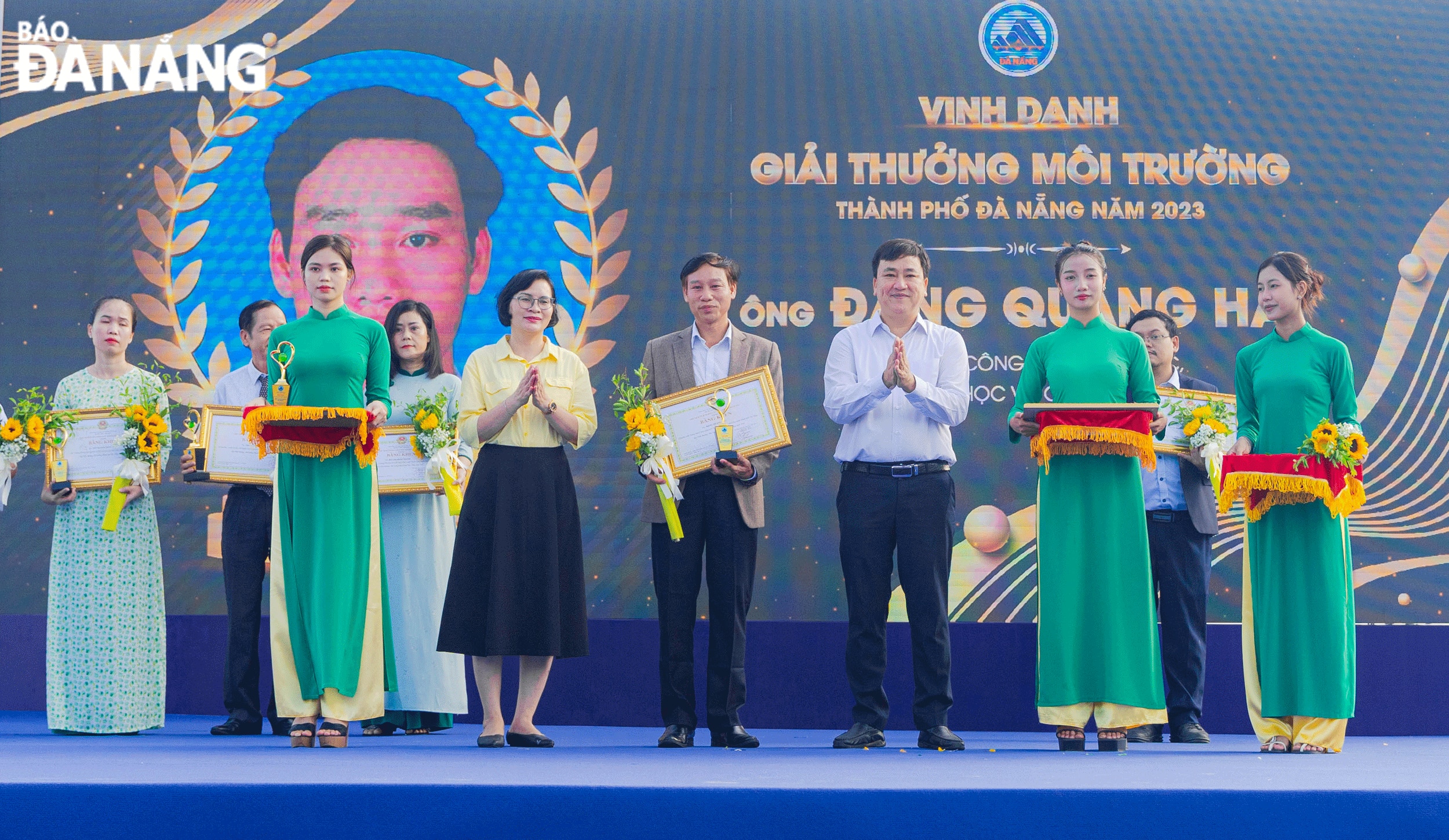 TS. Đặng Quang Hải vinh dự nhận bằng khen của Chủ tịch UBND thành phố về giải thưởng Môi trường thành phố Đà Nẵng năm 2023. Ảnh: VĂN HOÀNG