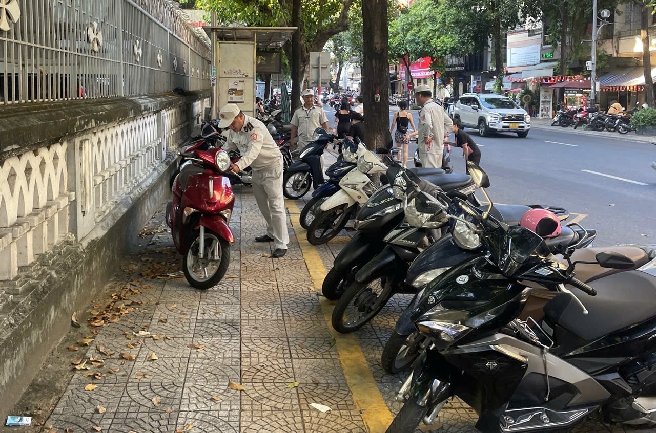 Lực lượng chức năng quận Hải Châu kiểm tra, xử lý các trường hợp vi phạm trật tự vỉa hè tại tuyến đường Trần Phú. Ảnh: TRẦN TRÚC