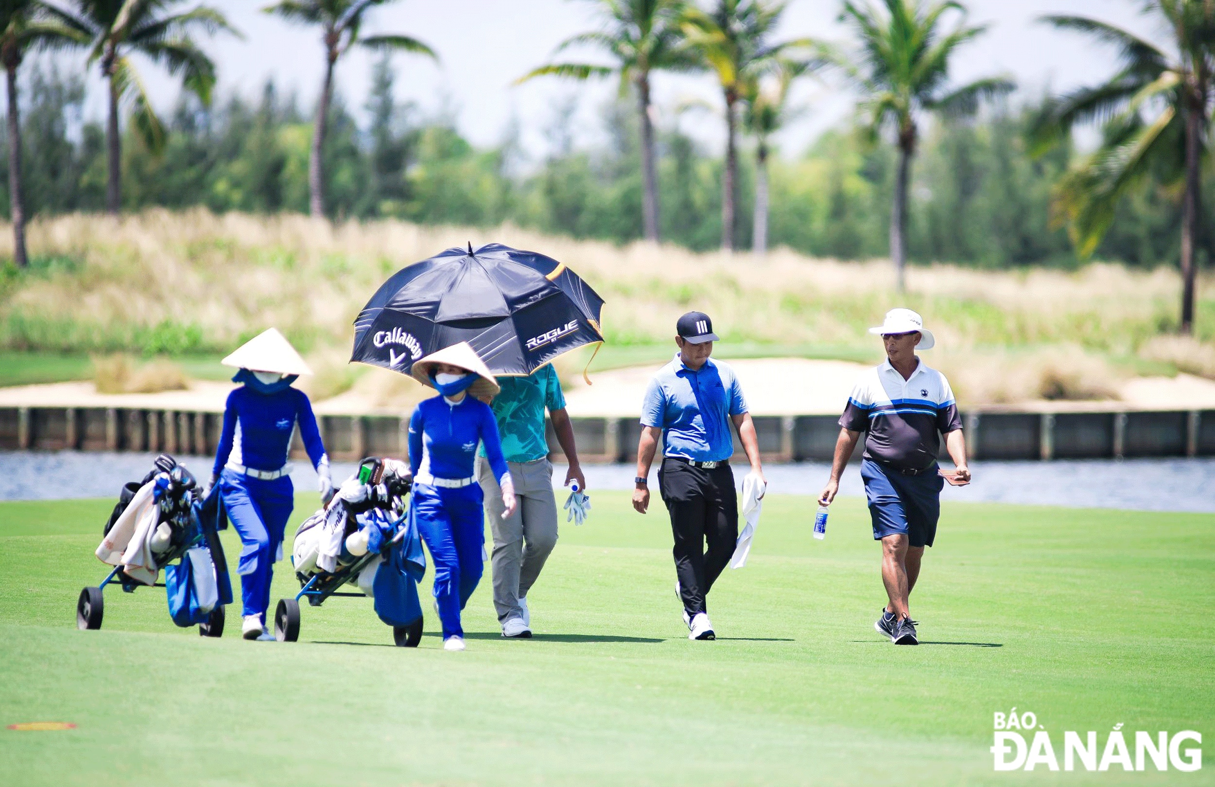 Với sự tham gia của nhiều golfer quốc tế, giải là cơ hội quảng bá, thu hút khách từ các quốc gia có golfer tham dự. Trong ảnh: Các golfer tham gia thi đấu tại sân Legend Danang Golf Resort. Ảnh: THU HÀ