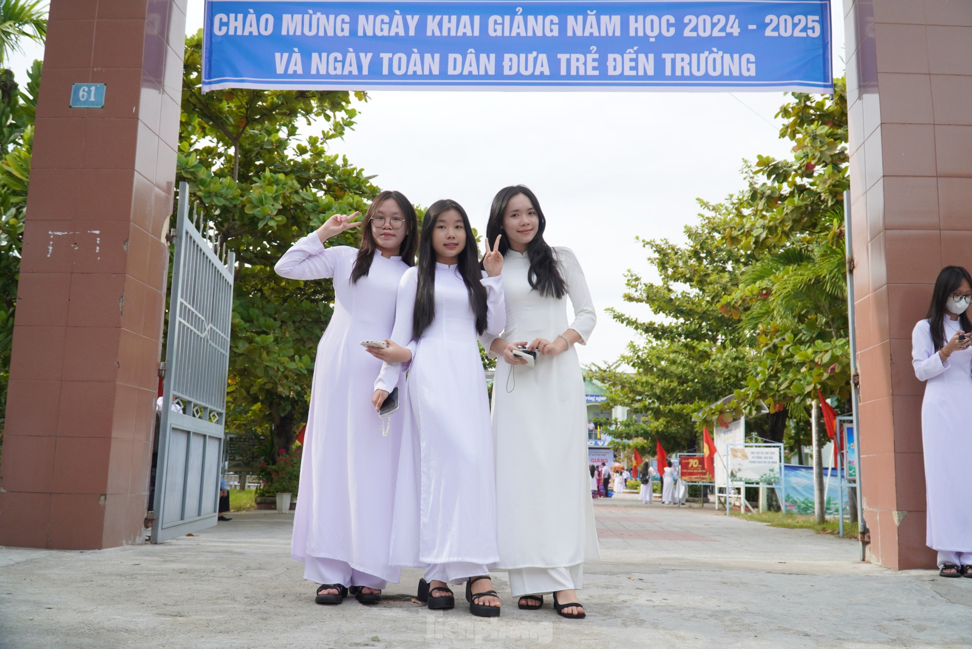 Da Nang female students shine on the opening day - Da Nang